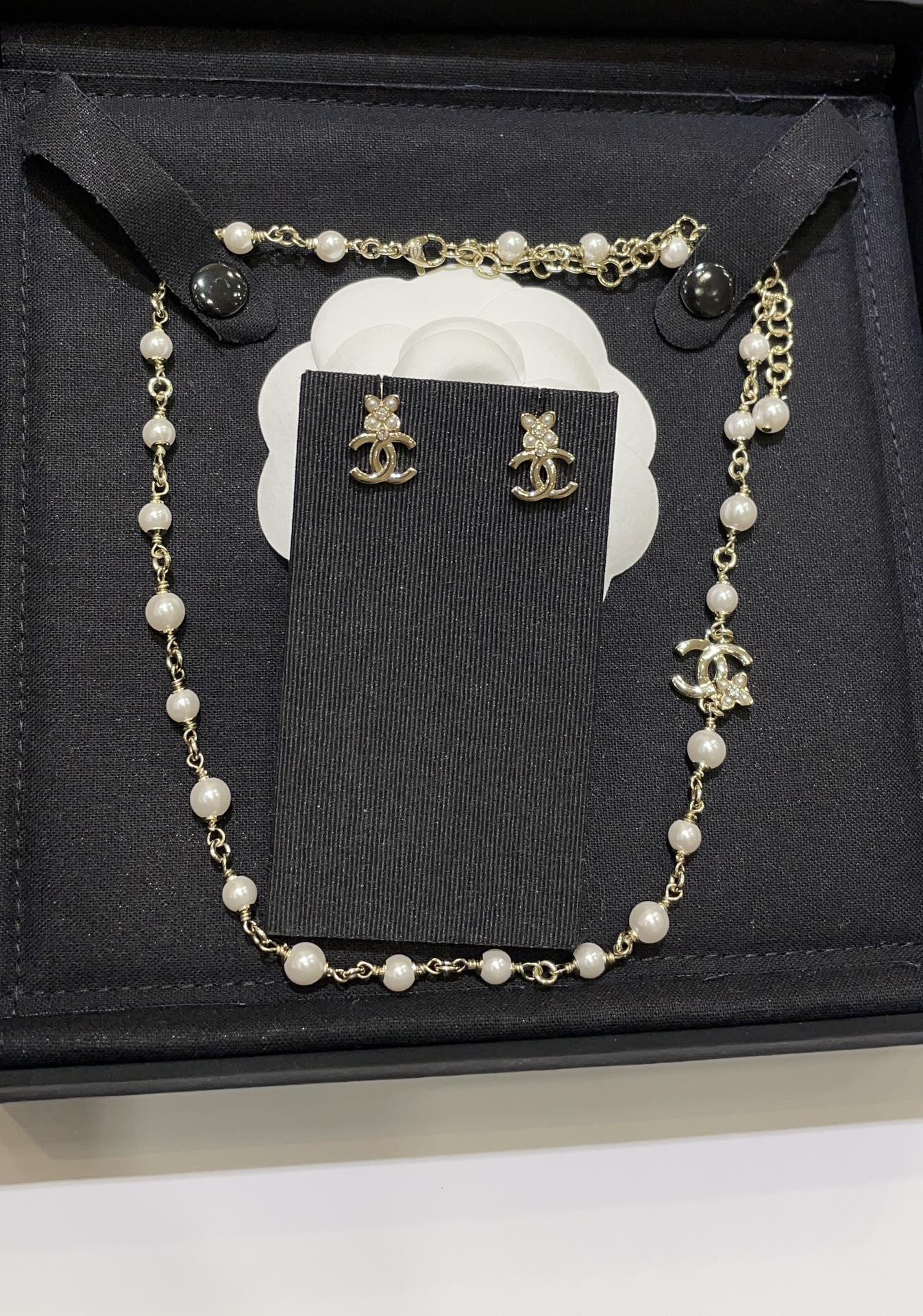 NO:631625,88220 Mini flowers arrived today. 23K new pearls and rhinestone flowers. Gold double C pearl necklace. Rhinestone pearl flowers are full of romantic and delicate atmosphere. Cute and cute enough for daily wear. High-end enough. Z version customization. Customized pearls, necklace, Cartier high-end jewelry.1986090988220今日到货mini小花朵 23K新款珍珠水钻小花朵金色双C珍珠项链 水钻珍珠小花朵浪漫精致氛围感十足 日常佩戴可可爱爱又足够高级 z版定制 定制珍珠,,necklace,卡迪亚高端饰品,Jewelry