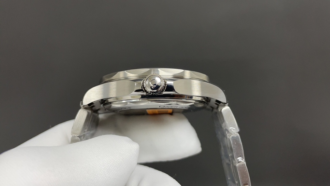 Omega 今日推荐 女王密使007 42mm 8800机
