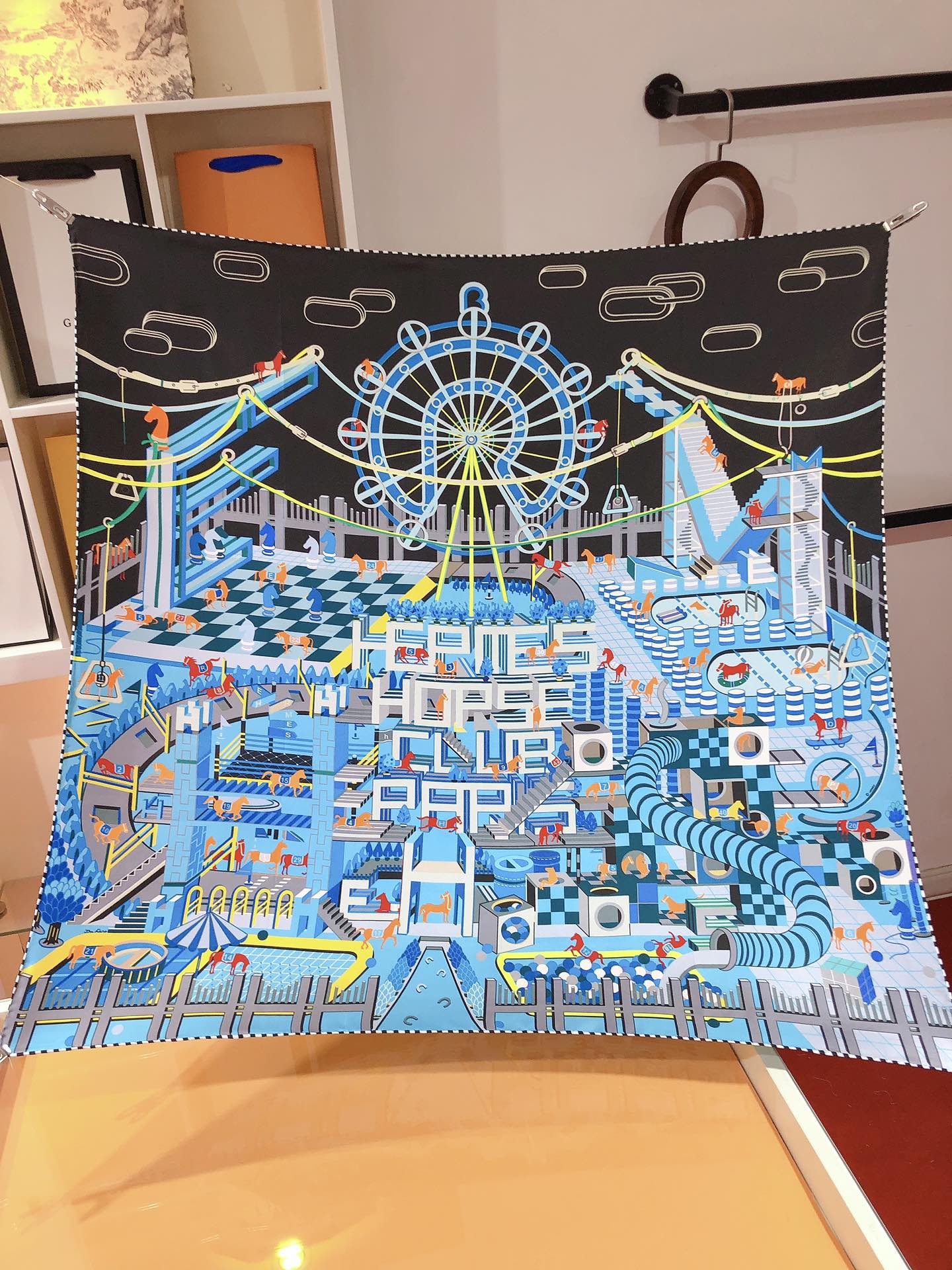 NO:174805,SHMS23133 original single HERMES [Horse Running Club] 90cm silk square scarf A unique theme park... Please see different horses to demonstrate the rules of the game here to you. Let's get started!  First, jump over the obstacle on the horseshoe-shaped ramp, then play with the knight on the chessboard, then take a walk on the big wheel... Rest for a while, find the randomly placed H-E-R-M--S letters in the park. Start again, up and down the M-shaped big steps... Come to the poolside, the striped columns bring new challenges. In the vertical maze, one step, two steps, and finally enter the ball pool!  This Hermes finishing touch accessories can be worn in many ways and matched with any clothing. Whether tied around the neck, or worn as a top, belt and headscarf, it is pleasing to the eye [Specification 90x90cm Twill Silk], high-end scarf, hermes, hermes, real silk19860909SHMS23133原单HERMES【跑马俱乐部】90cm真丝方巾 一个与众不同的主题公园……请看不同的骏马向您示范这里的游戏规则.开始吧！ 首先在马蹄形的坡道上跃过障碍,然后在棋盘上与骑士玩耍,接着在大转轮上转一圈……休息片刻,在公园里找出随机放置的H-E-R-M--S字母.再次出发,在M形的大台阶上上下下……来到游泳池边,条纹柱子带来了新的挑战.在垂直的迷宫中弯弯绕绕,一步,两步,最后进入球池！这款爱马仕点睛配饰可以多种方式佩戴,与任何服饰皆搭配得宜.无论系绕颈间,或作为上衣、腰带及头巾佩戴,皆赏心悦目【规格90x90cm 斜纹真丝】,高版本围巾,hermes,hermes,real silk,scarf