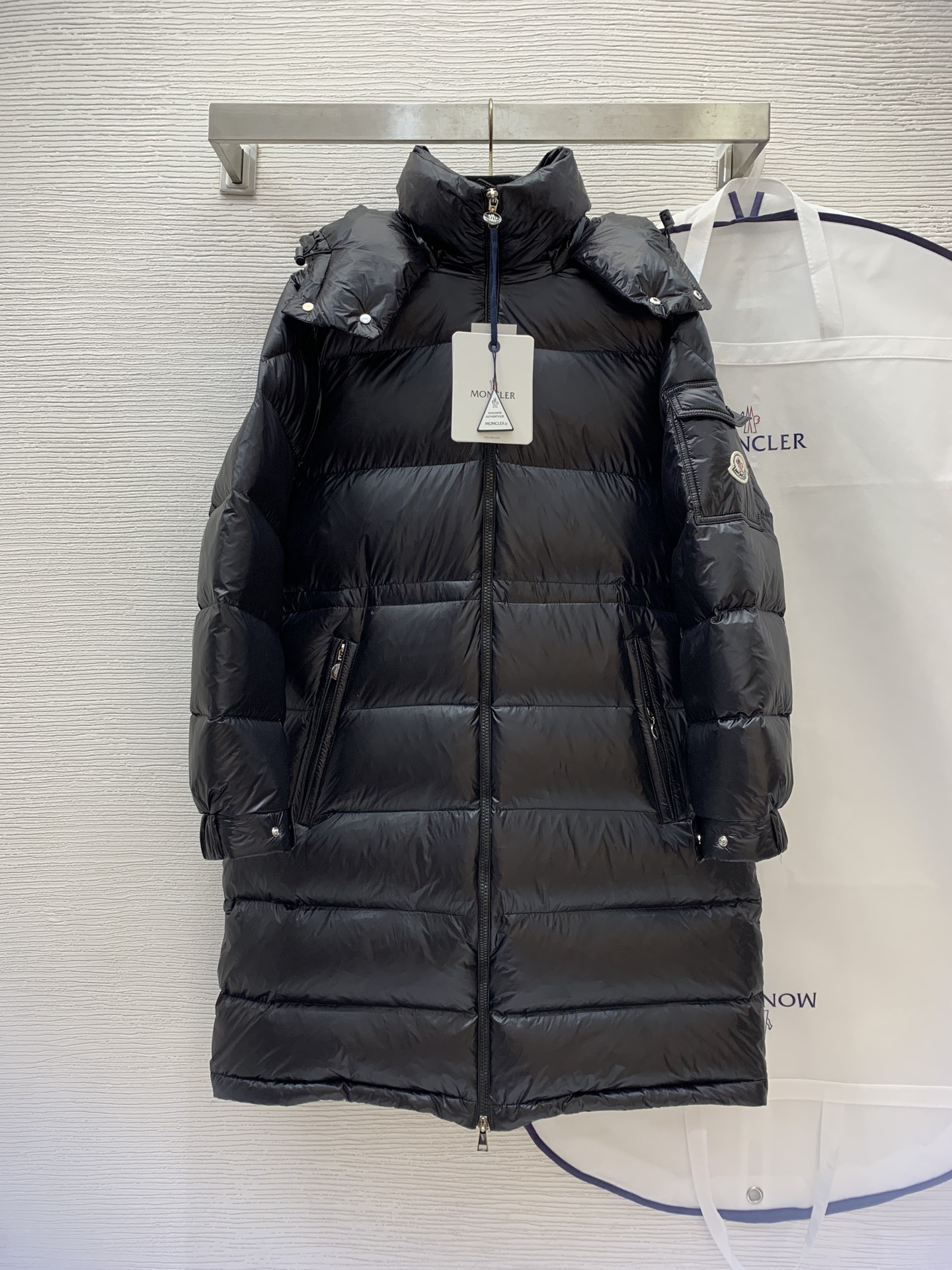 NO:609478,Equipped with dust bag, model number G23110835 Moncle* official website new model, top version with customized original logo hardware accessories, drawstring design inside the waist to slim the waist, mid-length down jacket, full and thickened bread jacket + free dust bag!  The hat button is removable; the national standard is 90 goose down filling; the inner lining is complete with three standards of high quality: black, white, size 1.2.3.4 (shoulder width 44, chest 114, sleeve length 57, clothing length 92) in size 2, Moncler, jackets & coats, down jacket, hats, alexander wang19860909配防尘袋款号G23110835 Moncle*蒙口官网新款 顶级版本定制原版logo五金配件、腰部内里抽绳设计收腰显瘦中长款羽绒服 饱满加厚面包服外套+赠送防尘袋！帽子系扣可拆卸；国标90鹅绒填充；内里三标齐全高质量 黑色、白色、码数1.2.3.4（2码肩宽44,胸围114,袖长57,衣长92）发,,Moncler,jackets & coats,down jacket,hats,alexander wang,Women's clothing