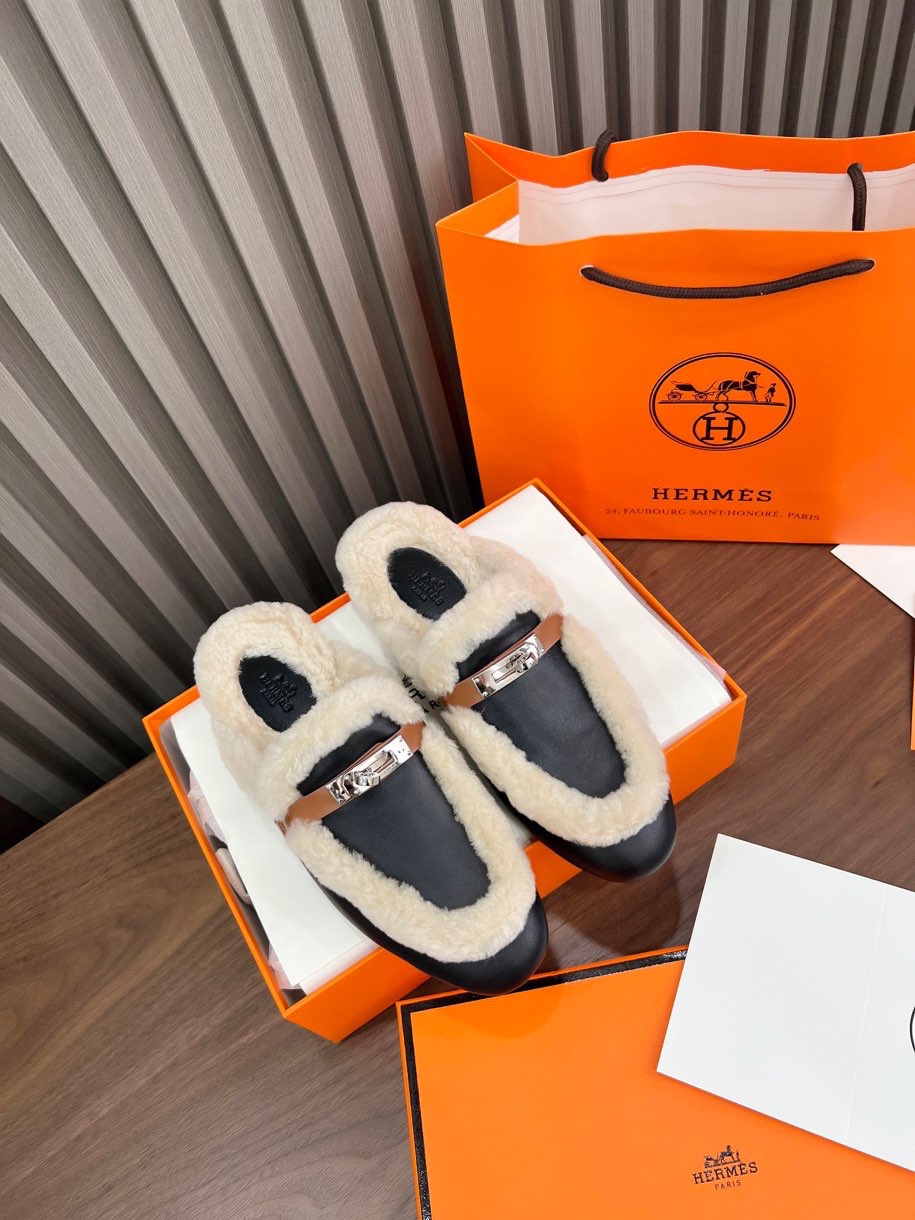 NO:630655,橡胶大底,真皮底 顶级产品Hermes爱马仕新款真正的手工鞋,纯手工打造,必须收藏的单品！  The perfect holiday accessory!  Our pursuit of quality products is always the best!  Don't give in! 舒适及原创精神、不附和潮流、不刻意表达自己是Hermes爱马仕及衷粉的一致追求！  【材质】 鞋面Hermers原版羊京面 垫脚采用进口羊毛大底意大利真皮大底（追求顶级行走舒适度）【码数】35-42【包装】配全套原包装,4色,半拖毛毛鞋,hermes,hermes,sheep,Leather soles19860909橡胶大底,真皮底 顶级产品Hermes爱马仕新款真正的手工鞋,纯手工打造,必须收藏的单品！度假搭配神器！我们对精品的追求永远只要最好！不要将就！舒适及原创精神、不附和潮流、不刻意表达自己是Hermes爱马仕及衷粉的一致追求！【材质】 鞋面Hermers原版羊京面 垫脚采用进口羊毛大底意大利真皮大底（追求顶级行走舒适度）【码数】35-42【包装】配全套原包装,4色,半拖毛毛鞋,hermes,hermes,sheep,Leather soles,Women's Shoes