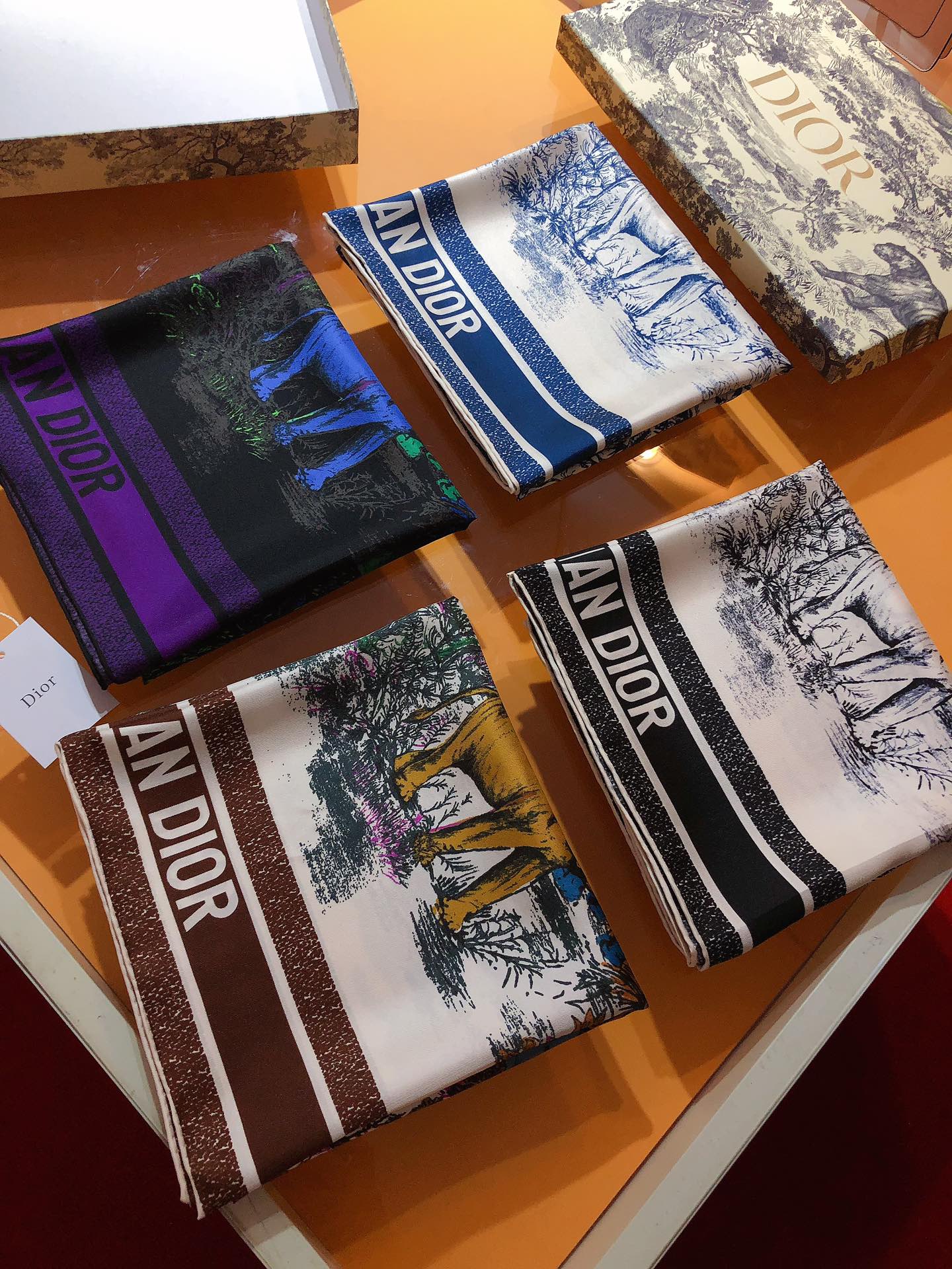 NO:172344,SDO2337 original single Dior Voyage Juyi print 90cm silk square scarf, created by Dior and Italian artist Pietro Ruffo, cleverly blends Indian-style flora and fauna with Mr. Dior's classic patterns. It is carefully crafted with mulberry silk twill fabric, double-sided design, decorated with hand-curled edges, embellished with contrasting Christian Dior logo jacquard strip patterns to enhance the style. Top twill silk material creates a baby's skin feel, the industry's most accurate printing process, full colors and rich thickness available in all seasons, super practical, pure hand-curled edges [lip] [lip] [specimen 90x90cm. Twill silk], high-end scarf, dior, dior, real silk19860909SDO2337原单迪奥Voyage茹伊印花 90cm真丝方巾,来自 Dior 与意大利艺术家彼得罗·鲁福 (Pietro Ruffo) 携手打造的系列,将富有印度风情的动植物与 Dior 先生的经典图案巧妙融合.采用桑蚕丝斜纹面料精心制作,双面设计,饰以手工卷边,点缀以对比鲜明的 Christian Dior 标志提花条形图案提升格调.顶级斜纹真丝材质,打造如婴儿肌肤般的手感, 业内最精确的印花工艺 色彩饱满丰富四季可用的厚度 超实用 纯手工卷边[嘴唇][嘴唇]【规格90x90cm.斜纹真丝】,高版本围巾,dior,dior,real silk,scarf