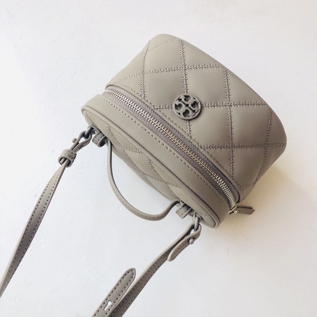Tory Burch ～Toryburch新款菱格迷你盒子包化妆包，哑光丝绒磨砂质感