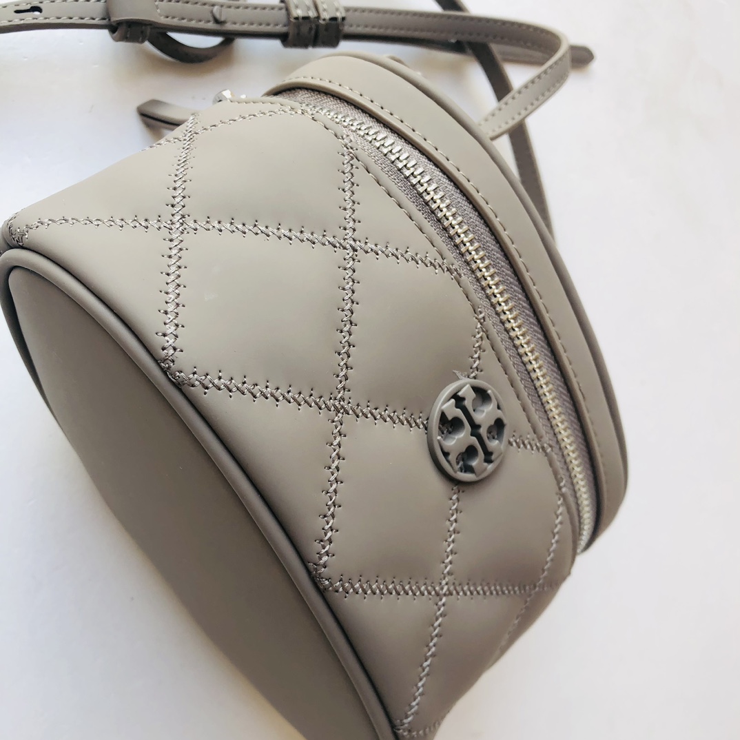 Tory Burch ～Toryburch新款菱格迷你盒子包化妆包，哑光丝绒磨砂质感