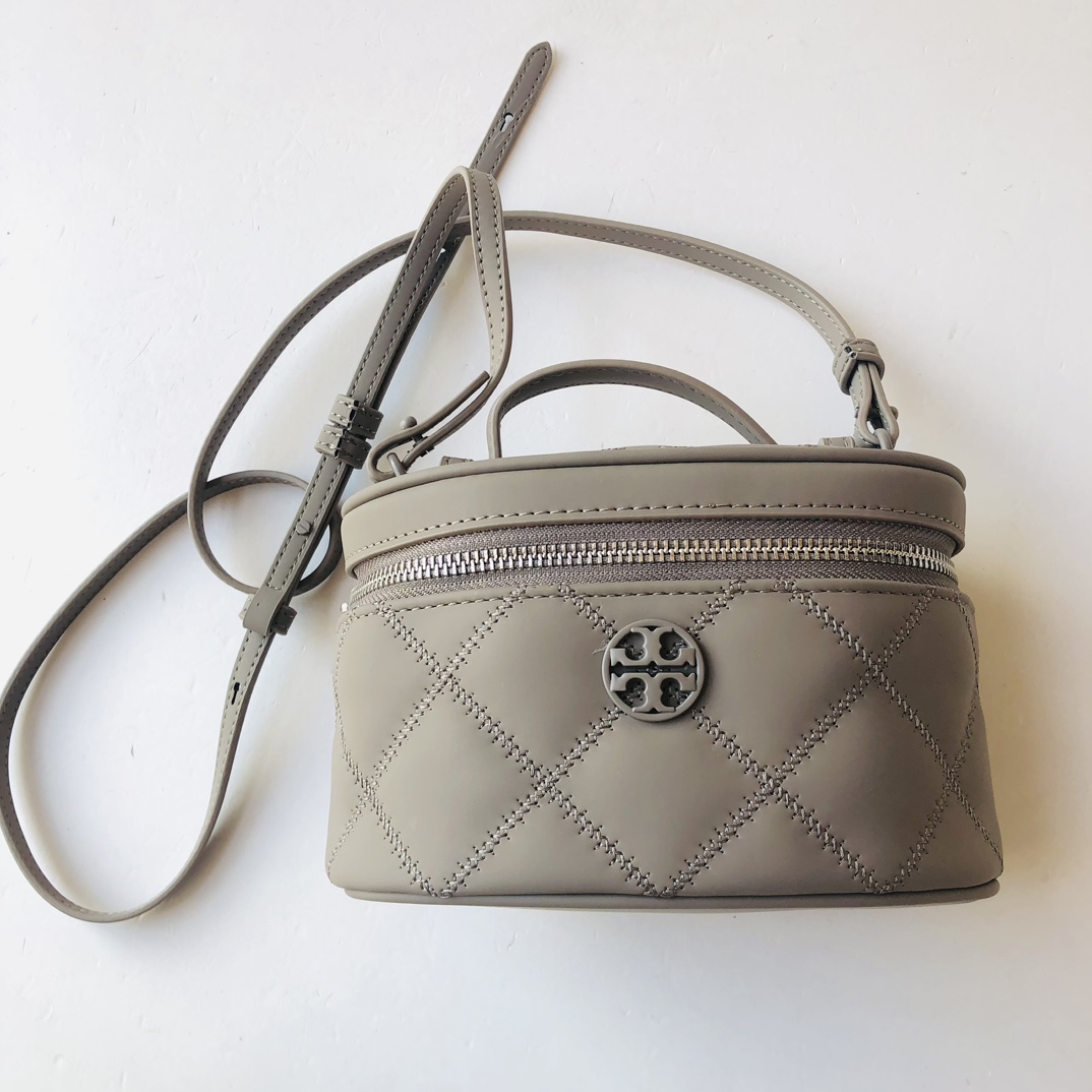 Tory Burch ～Toryburch新款菱格迷你盒子包化妆包，哑光丝绒磨砂质感