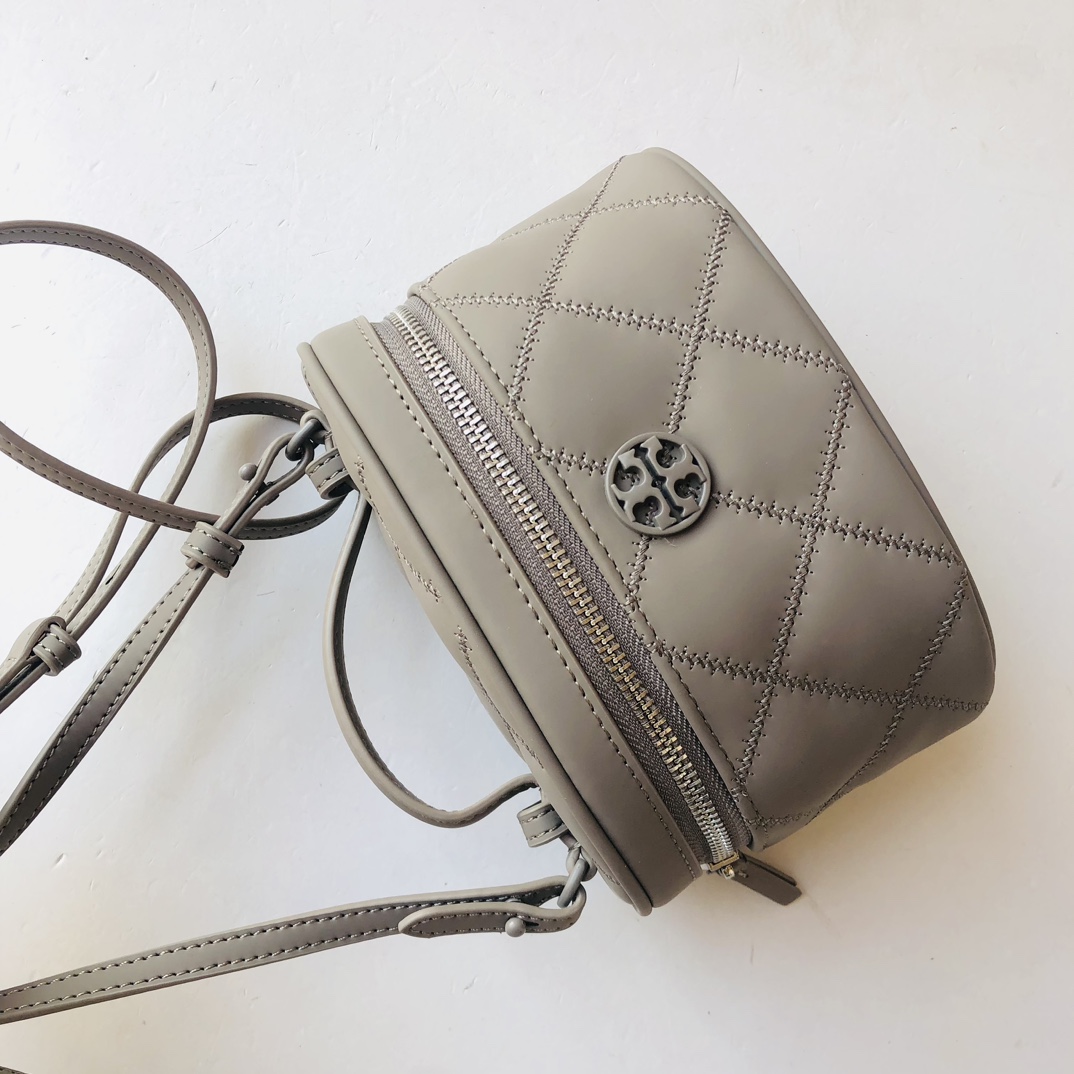 Tory Burch ～Toryburch新款菱格迷你盒子包化妆包，哑光丝绒磨砂质感