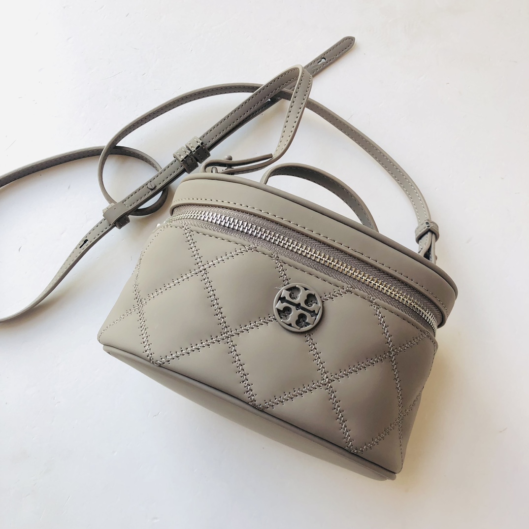 Tory Burch ～Toryburch新款菱格迷你盒子包化妆包，哑光丝绒磨砂质感