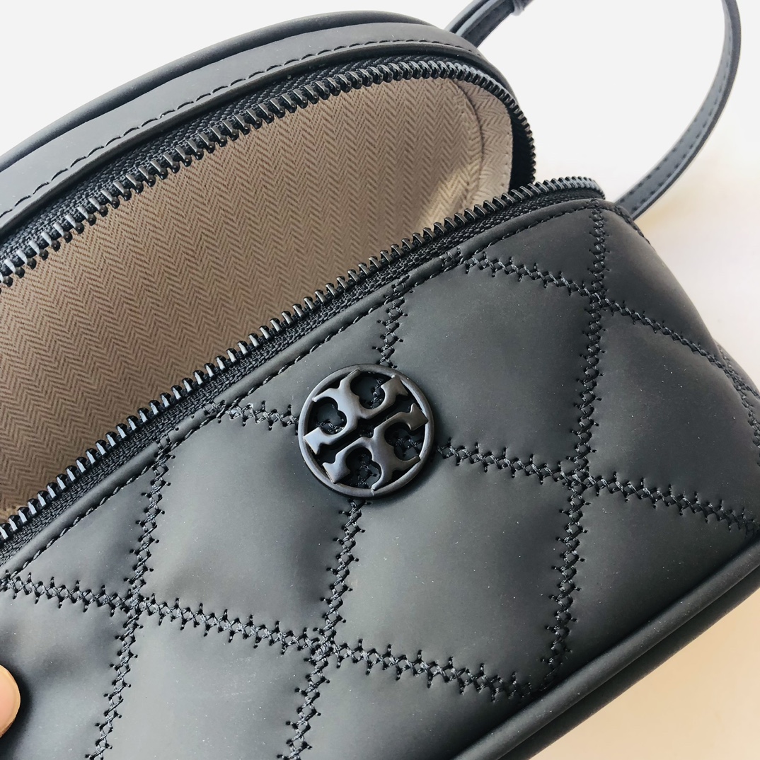 Tory Burch ～Toryburch新款菱格迷你盒子包化妆包，哑光丝绒磨砂质感