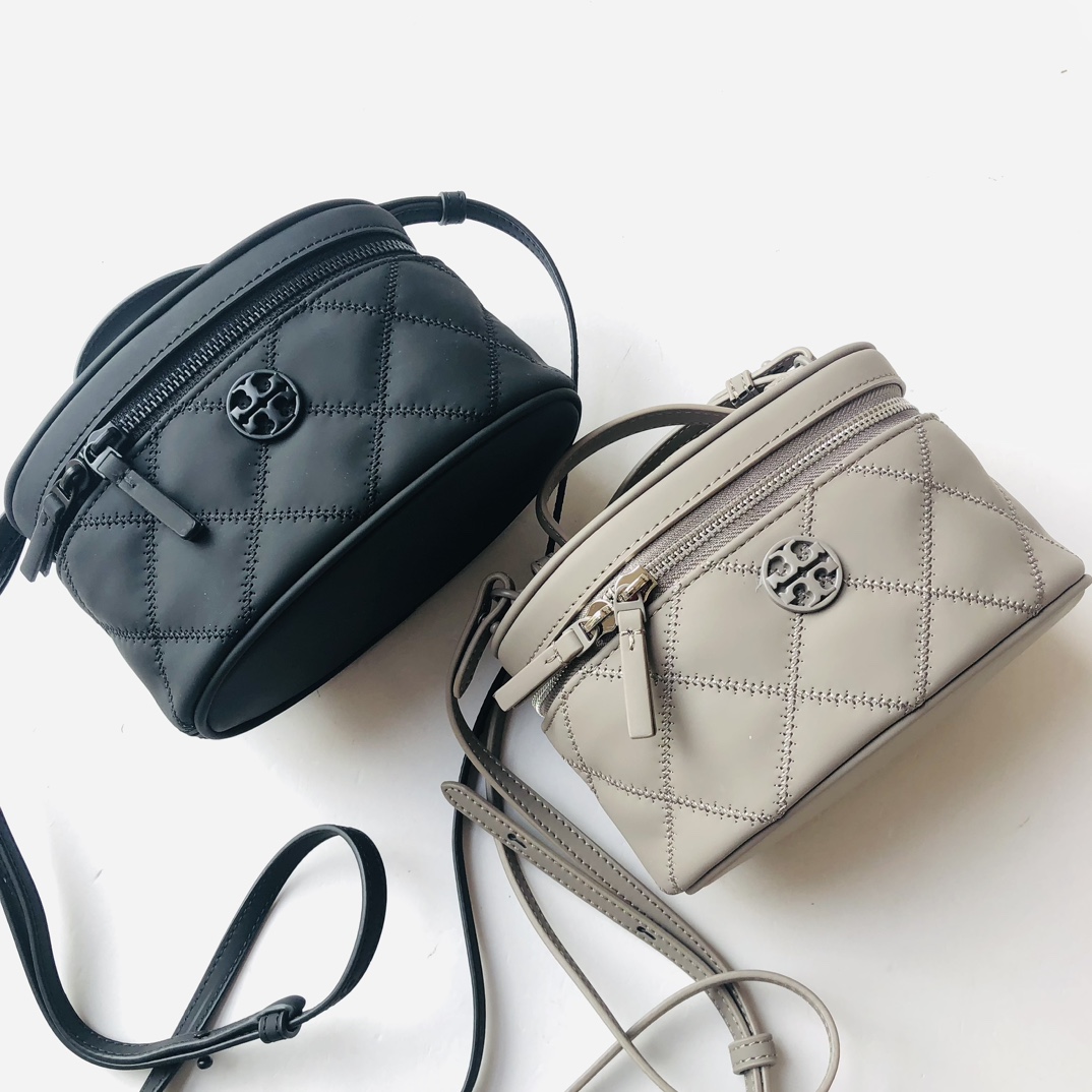 Tory Burch ～Toryburch新款菱格迷你盒子包化妆包，哑光丝绒磨砂质感