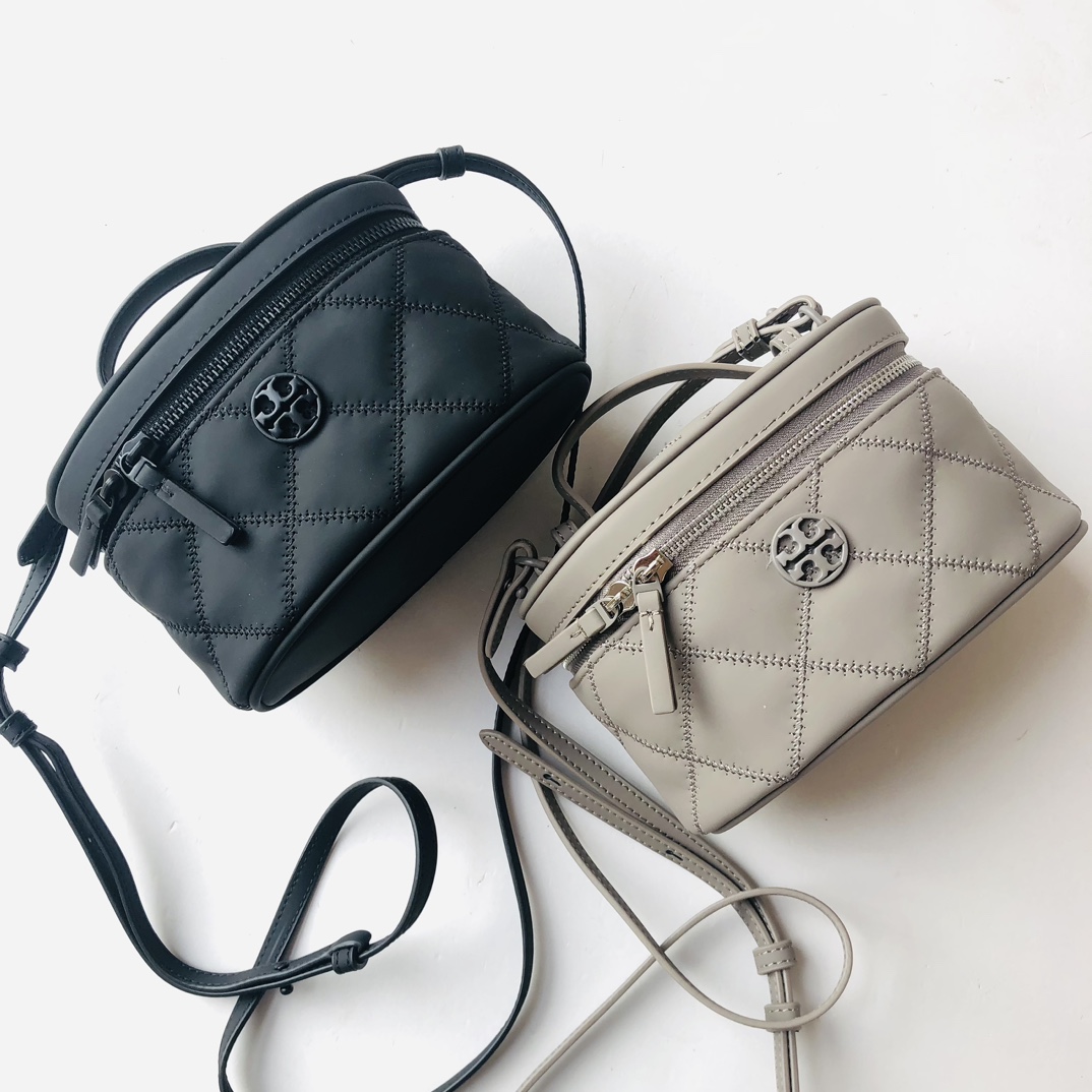Tory Burch ～Toryburch新款菱格迷你盒子包化妆包，哑光丝绒磨砂质感