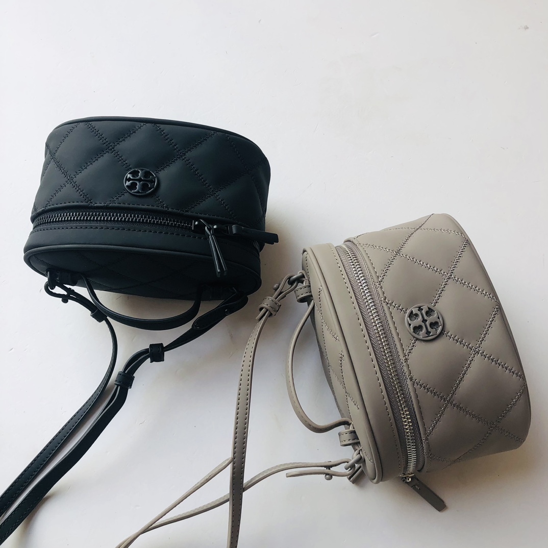 Tory Burch ～Toryburch新款菱格迷你盒子包化妆包，哑光丝绒磨砂质感