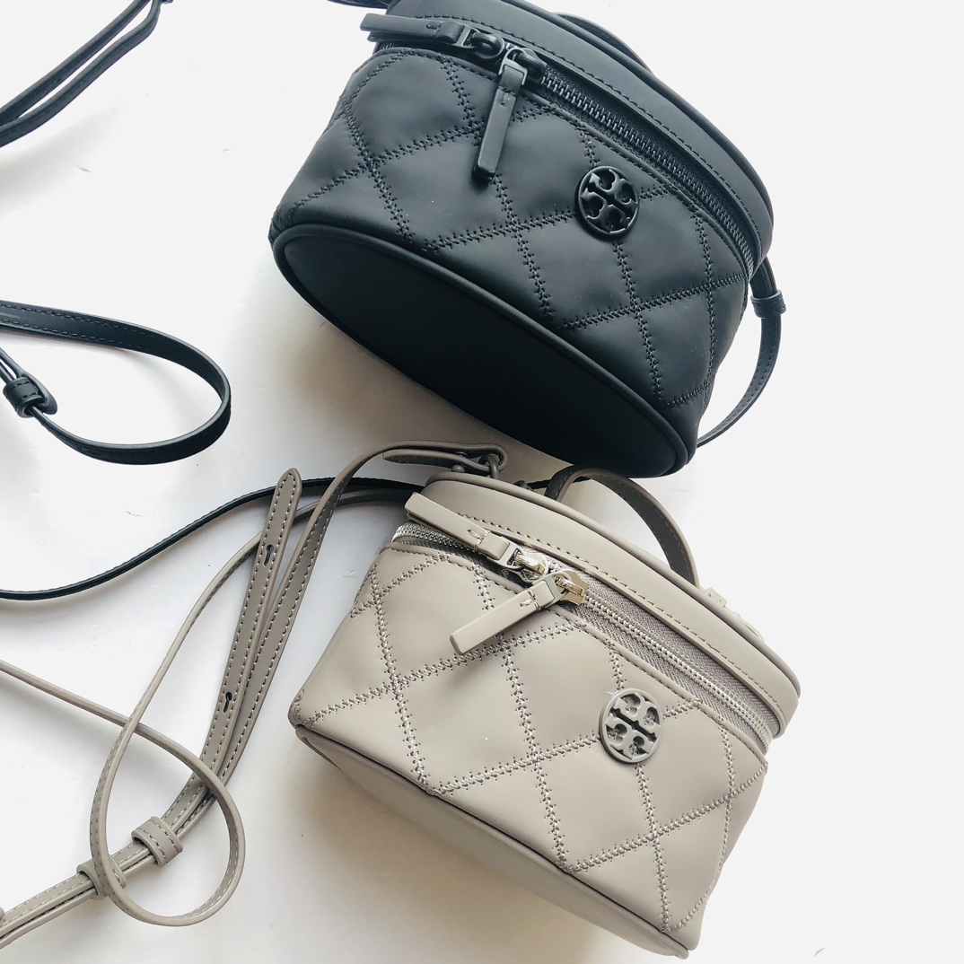 Tory Burch ～Toryburch新款菱格迷你盒子包化妆包，哑光丝绒磨砂质感