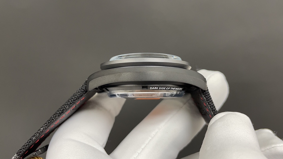 Omega 今日推荐 超霸 墨黑 44mm 9300机
