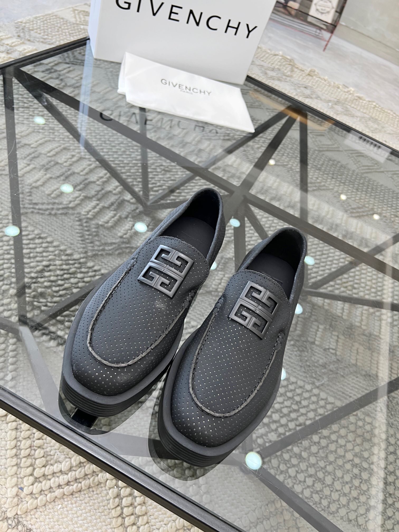 NO:216765,Brand GIVENCHY color original color matching code number 39-44 customized 38.44 price material Givenchy new style casual men's shoes!  The first layer cowhide cowhide inner cowhide footbed is elegant and elegant. The foot is super elegant and perfect. The high-quality workmanship is 1:1 accurate reproduction. Pure handmade to create a comfortable wearing experience. New original rubber outsole, Givenchy casual leather shoes, given, given, given, cowhide19860909品牌GIVENCHY 颜色原版配色 码数39-44定做38.44 价格 材质纪梵希新款 休闲男鞋！优选头层牛皮牛皮内里牛皮垫脚 版型大气上脚超有气质完美的流线高品质做工1:1精准复刻 纯手工打造舒适的穿着体验新款原版橡胶大底,纪梵希 休闲皮鞋,givenchy,givenchy,cowhide,Men's shoes