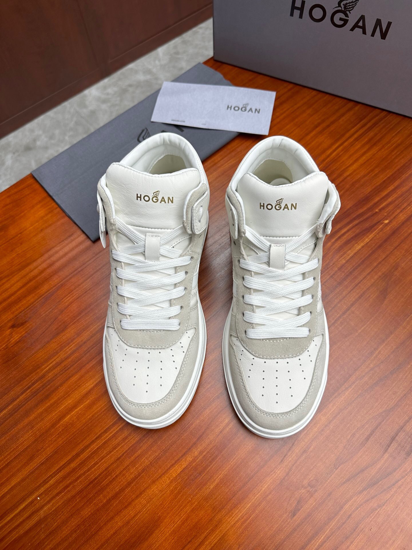 NO:216351,Brand HOGAN Color original color matching Number 38-45 standard code Price Material Hogan original single version top purchasing agent men's latest counter is available simultaneously, Italian imported original brand ▲▲Calf leather·Brand totem breathable cloth ▲▲▲ (highlights, nobleness, grade) Exquisite workmanship sole original special supply original sole, exclusive double layer activity·TPU rubber·molded sole; Super ·Comfortable, wear-resistant, anti-slip, Hogan, cowhide19860909品牌HOGAN 颜色原版配色 码数38-45标准码 价格 材质霍根原单版本顶级代购男士最新专柜同步发售,意大利进口原版品牌▲▲小牛皮·品牌图腾透气布匹▲▲（凸显高端·贵气·档次）做工考究鞋底原厂特供原版底,独家双层活动·TPU橡胶·成型大底;超级·舒适·耐磨·防滑,霍根,hogan,cowhide,Men's shoes