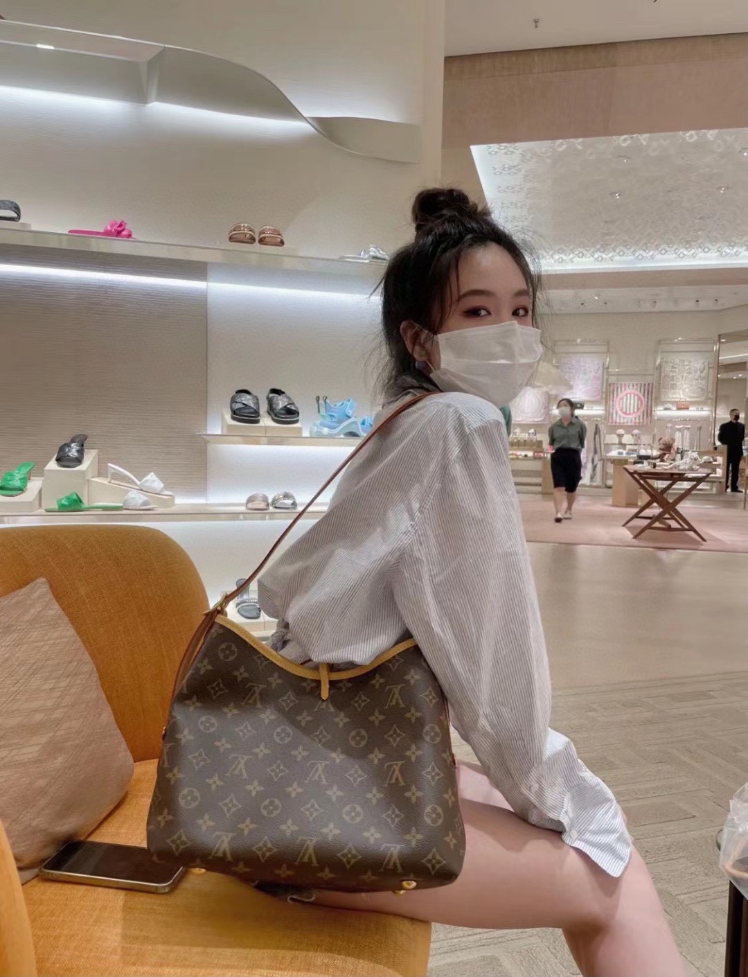 这款手袋现在某网预订都已经关掉了,一包难求 2