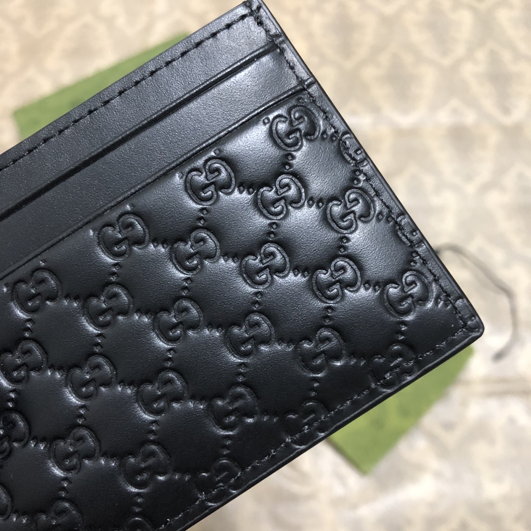 Gucci Signature黑色进口小牛皮短钱包，独特高雅的设计，配以热压技术，时尚潮流百搭，你值得拥