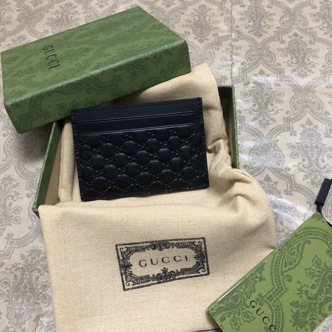 Gucci Signature黑色进口小牛皮短钱包，独特高雅的设计，配以热压技术，时尚潮流百搭，你值得拥