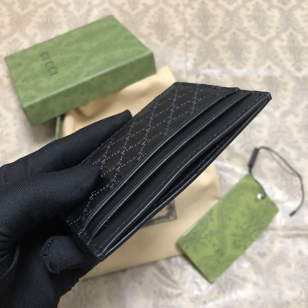 Gucci Signature黑色进口小牛皮短钱包，独特高雅的设计，配以热压技术，时尚潮流百搭，你值得拥