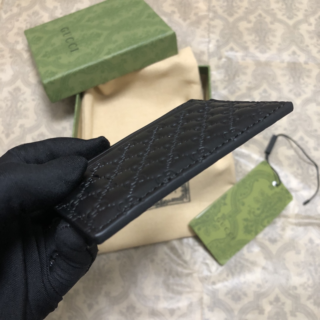 Gucci Signature黑色进口小牛皮短钱包，独特高雅的设计，配以热压技术，时尚潮流百搭，你值得拥