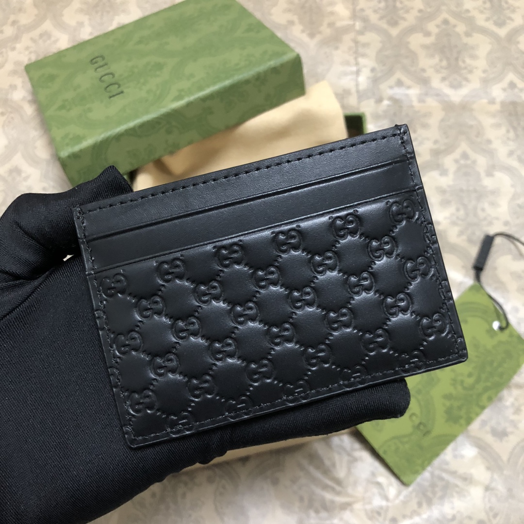 Gucci Signature黑色进口小牛皮短钱包，独特高雅的设计，配以热压技术，时尚潮流百搭，你值得拥