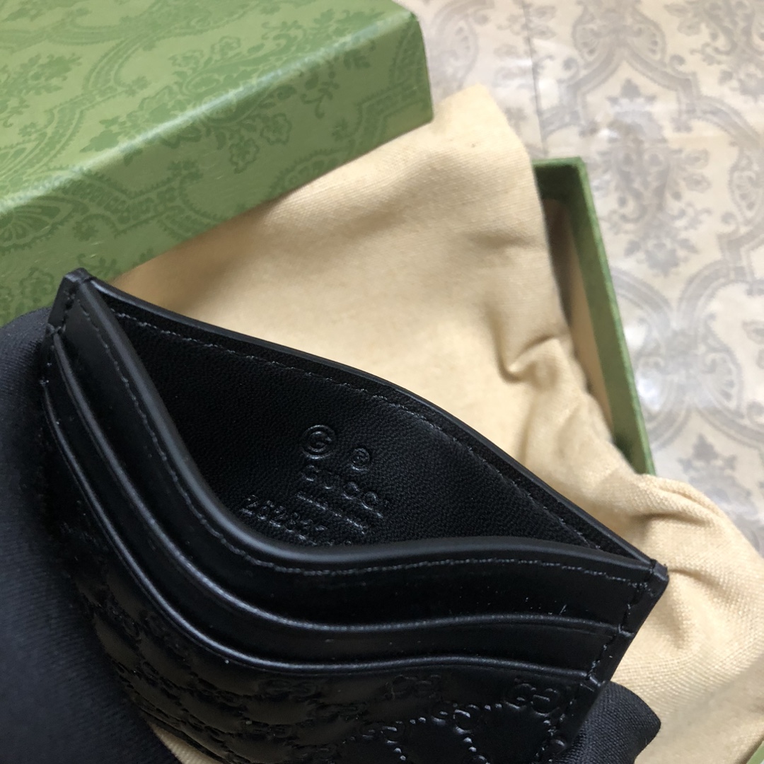 Gucci Signature黑色进口小牛皮短钱包，独特高雅的设计，配以热压技术，时尚潮流百搭，你值得拥