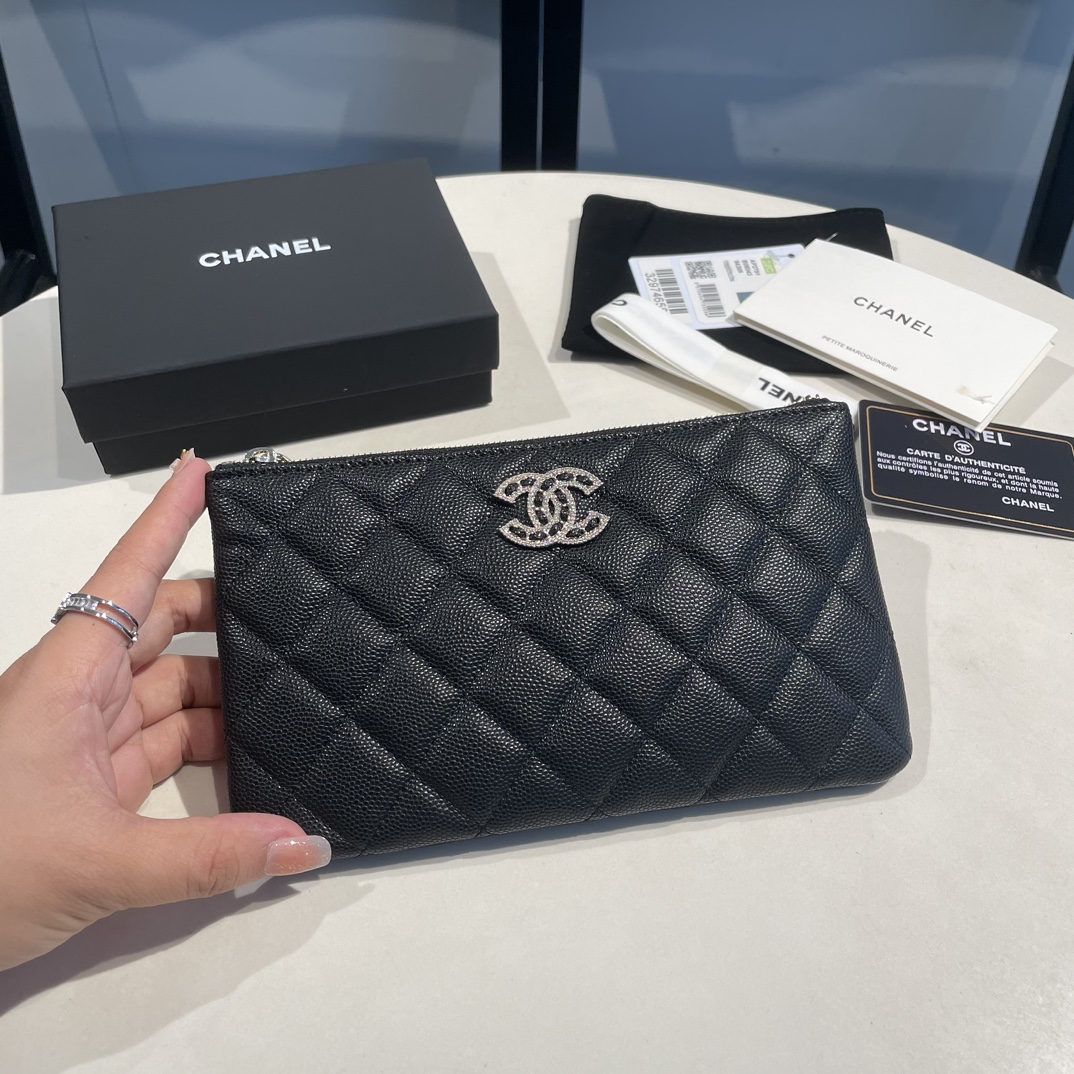 Chanel upgraded versionIn stock, Xiaoxiang 22 spring and summer series, rhinestone buckle, fine ball grained cowhide, small clutch bag, so beauti