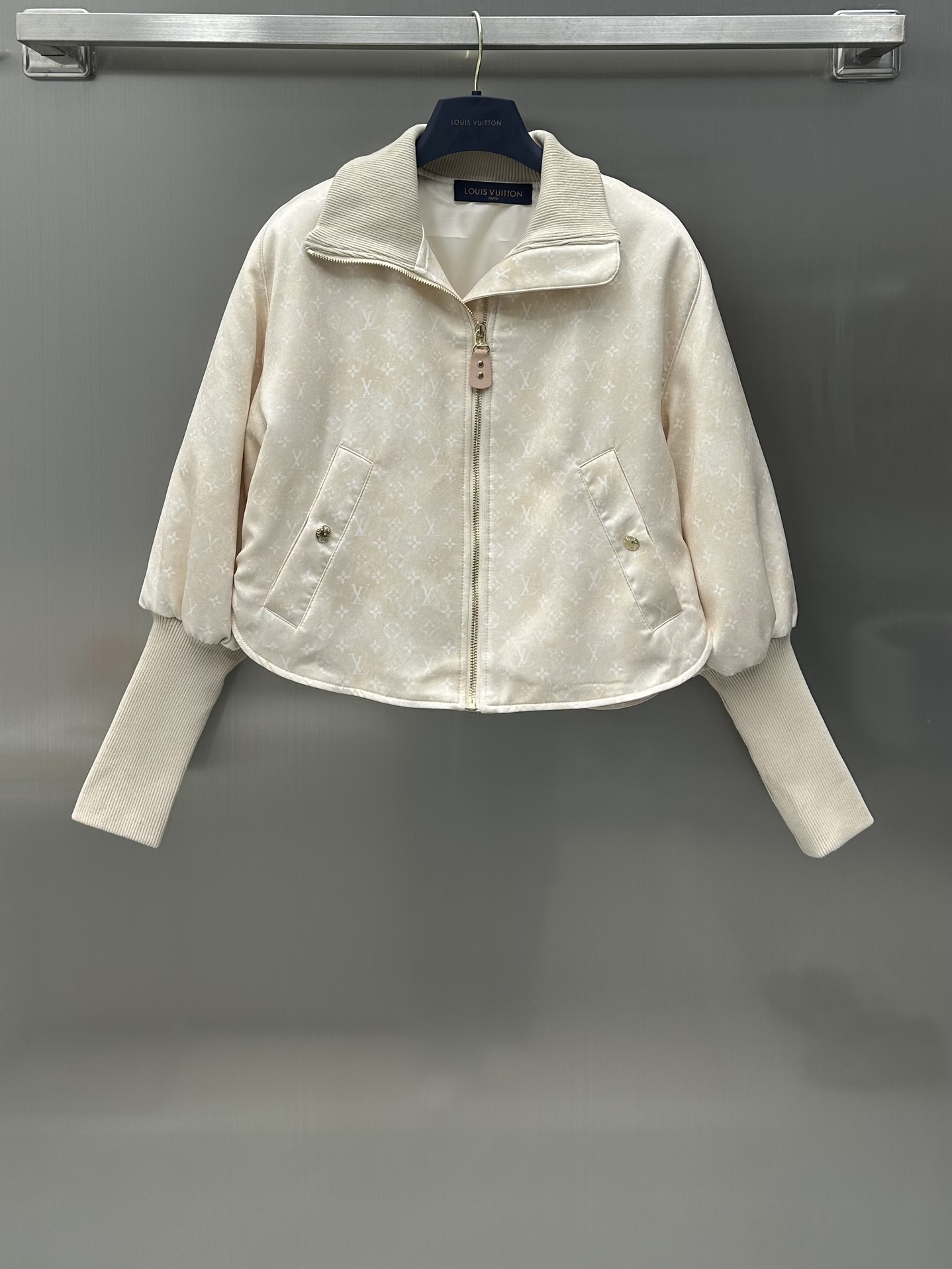 NO:696718,Louis Vuitto* New arrivals, washed old-flower cotton suit, custom-made YB imported thick material, special processing, showing old washed texture, full of retro feel, ribbed neckline and sleeves, autumn and winter wear, warm and convenient, cotton design, warm and stylish, customized YB surface accessories development, stand-up collar jacket tailoring, modify the body shape, slim and tolerant, slant pockets, neat and handsome, suit design, matching series of jogging trousers, complete upper body  High fashion trend high version 2 colors, louis vuitton, jackets & coats,19860909Louis Vuitto* 新品上架水洗老花棉服套装定制YB进口厚感材质 特殊工艺处理 呈现出做旧水洗质感 复古感十足 罗纹领口与手袖 秋冬穿搭 保暖便捷 冲棉设计 保暖又洋气 定制YB面辅料开发 立领夹克版型剪裁 修饰身形显瘦包容 斜插口袋 利落帅气 套装设计 搭配系列慢跑长裤 成套上身 高级时髦潮流  高版本2色,,louis vuitton,jackets & coats,,Women's clothing