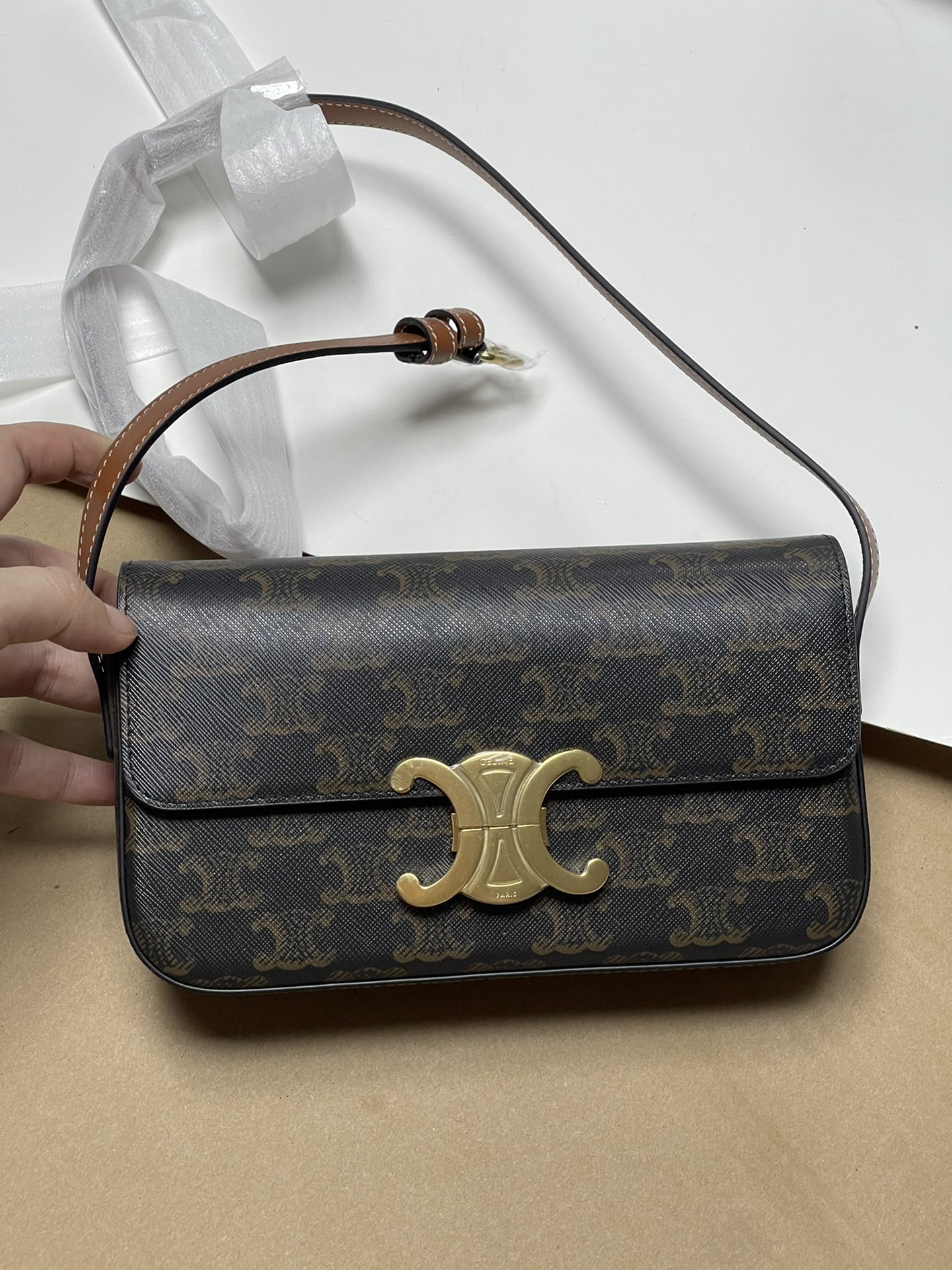 800! celine TRIOMPHE pure original new new authentic hobo Arc de Triomphe armpit bag! Cow leather exterior + original sheepskin lining, single sh