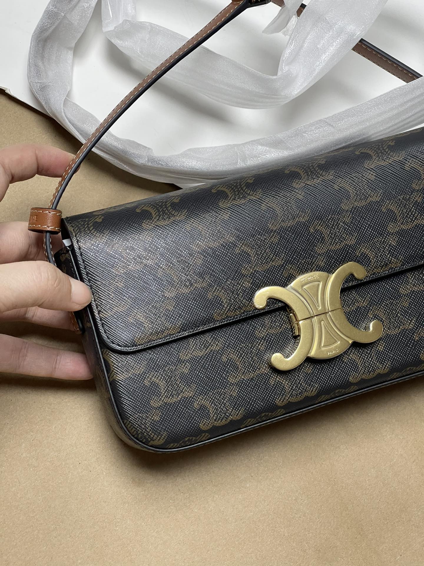 800! celine TRIOMPHE pure original new new authentic hobo Arc de Triomphe armpit bag! Cow leather exterior + original sheepskin lining, single sh