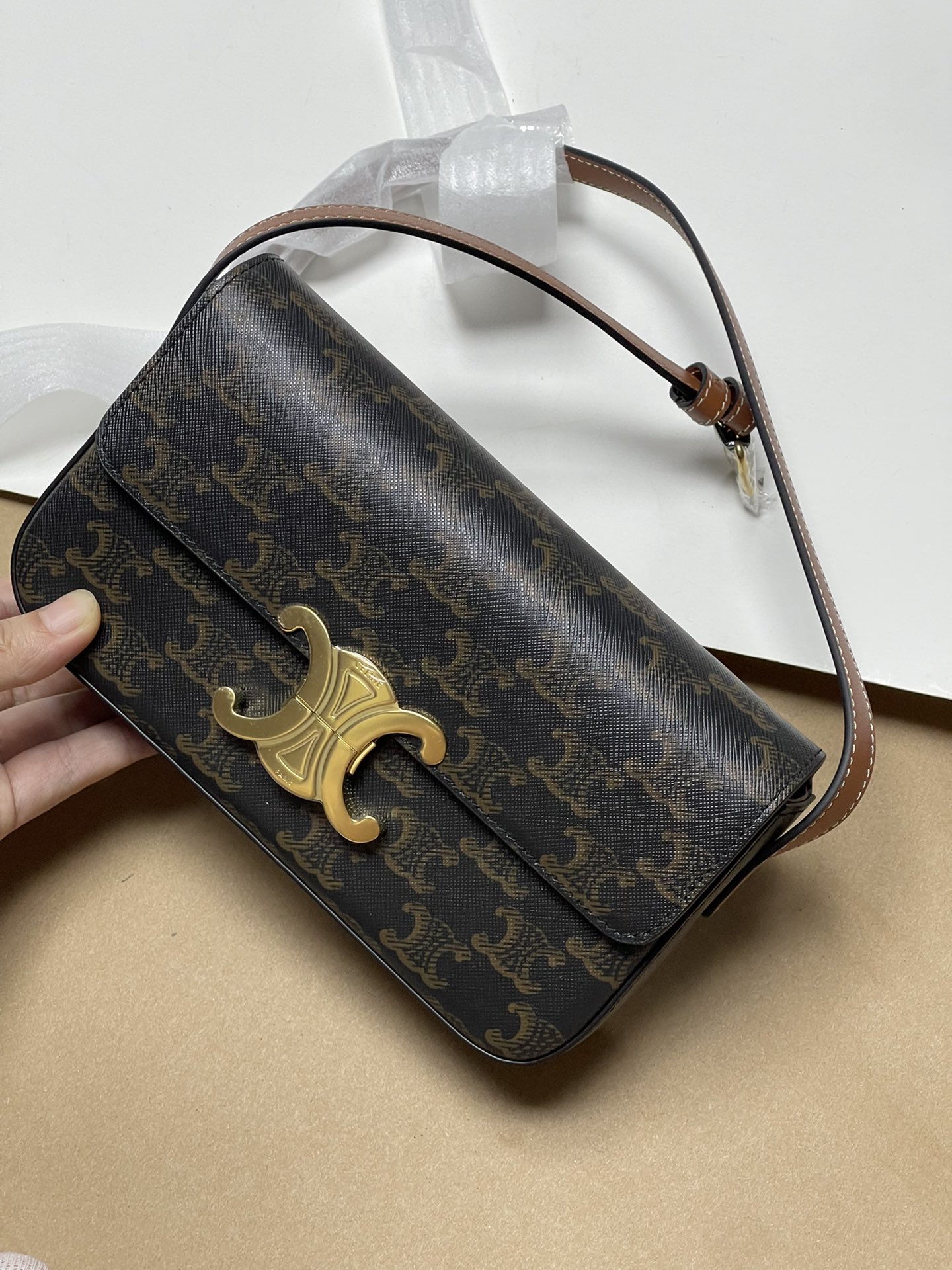 800! celine TRIOMPHE pure original new new authentic hobo Arc de Triomphe armpit bag! Cow leather exterior + original sheepskin lining, single sh