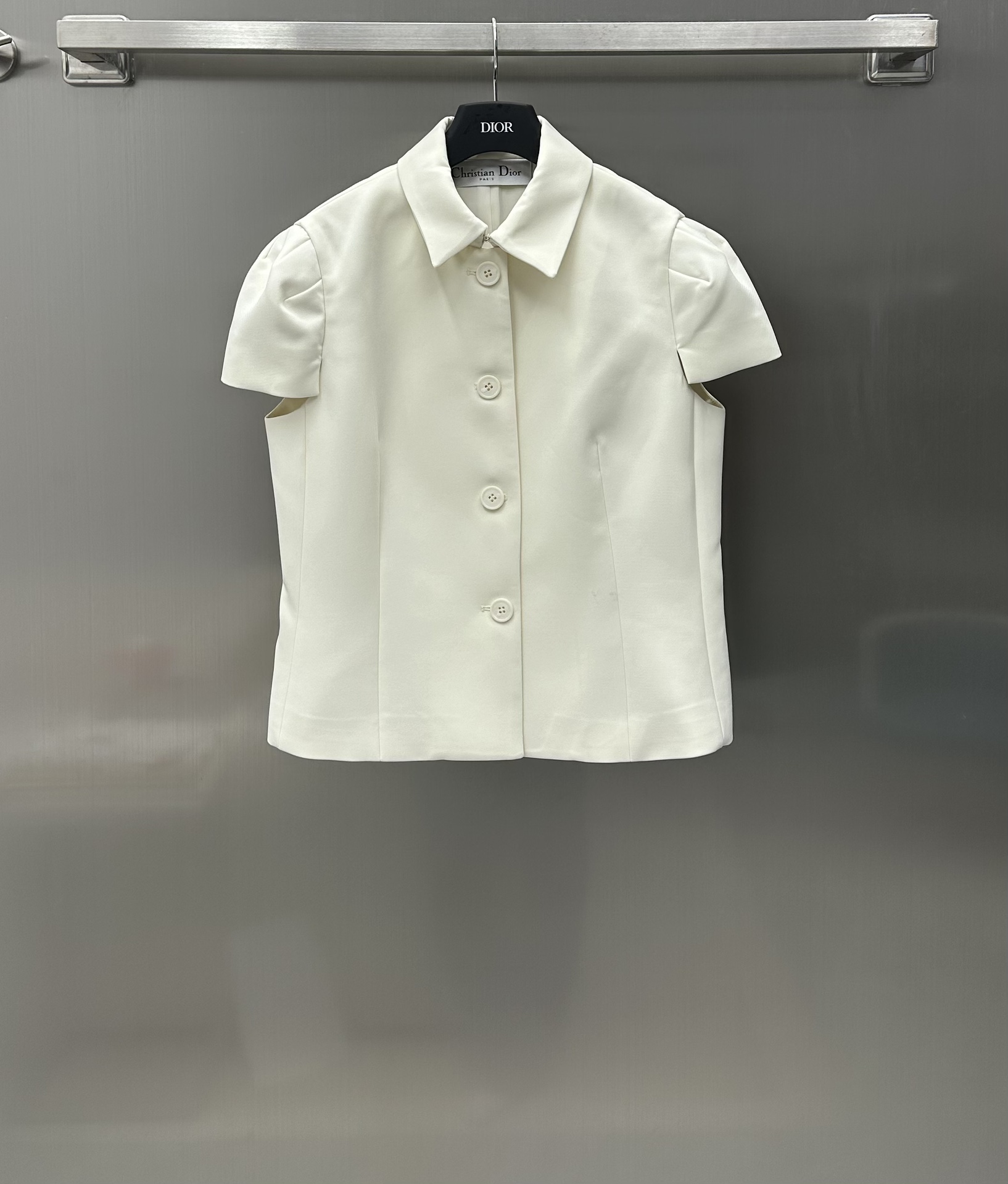 NO:696700,Dio* New arrivals, short-sleeved blazer, custom-made YB imported material, crisp and stylish texture, perfect appearance, simple solid color, unique tailoring with hand sleeves, high-end elegance, fabric and accessories development, short lapel jacket tailoring, slimming upper body, high-end button adjustment design, temperament and charm, suitable for daily commuting.  coats, T-shirts,19860909Dio* 新品上架短袖小单西定制YB进口材质 质感挺括有型 呈现完美品相 简约纯色 饰以手袖独特剪裁 高级优雅 面辅料开发 短款的翻领外套剪裁 上身显瘦高级 襟扣调节设计 气质魅力 日常通勤都 D家高定 展现品牌经典 最新24早春系列开发 无忧穿搭  高版本3色,,dior,dior,jackets & coats,T-shirt,,Women's clothing