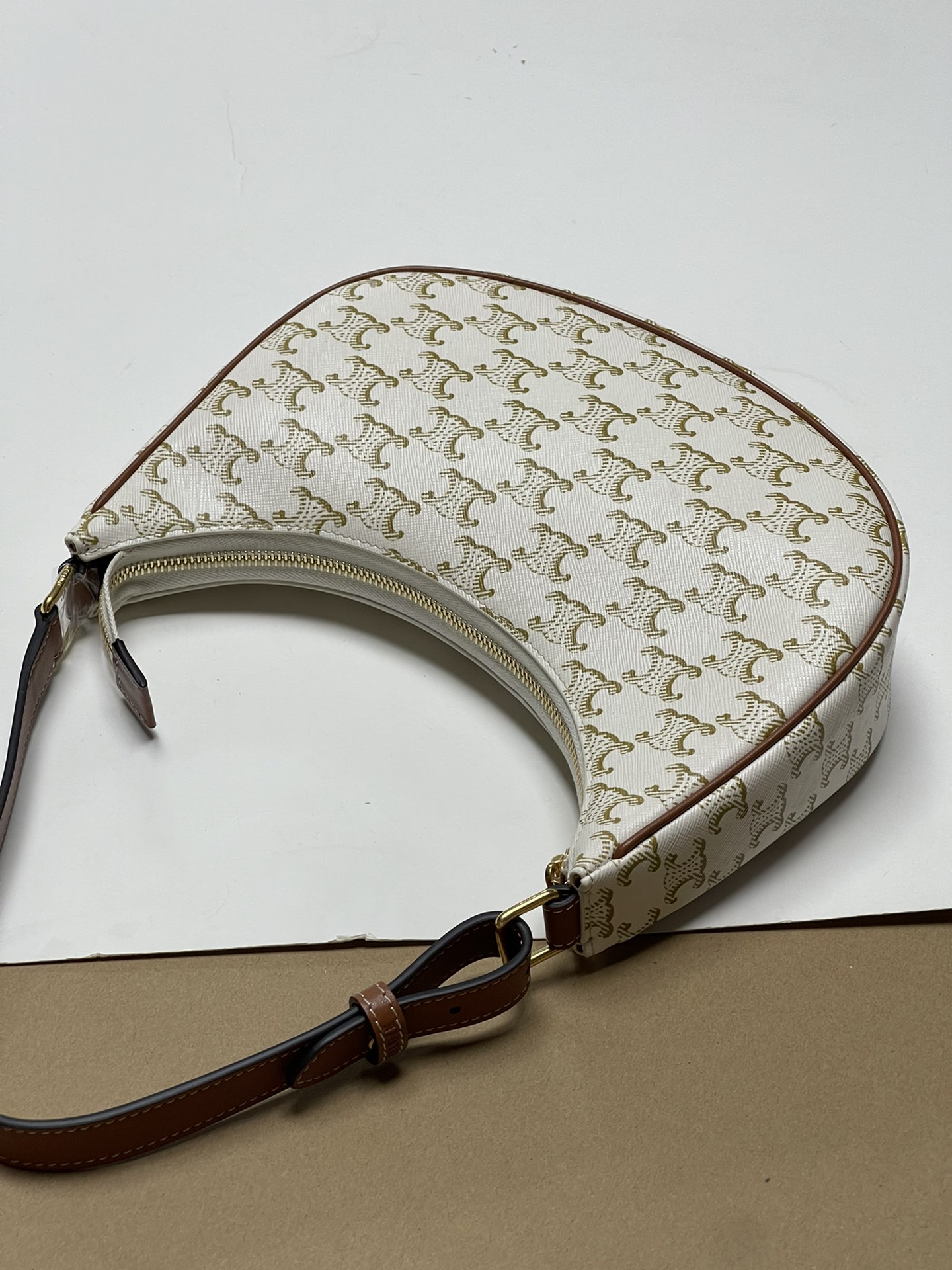 600! Spot presbyopia! Celine Ava Triomphe pure original new new armpit bag! 100% pure! Another popular style, the popularity of armpit bags is un