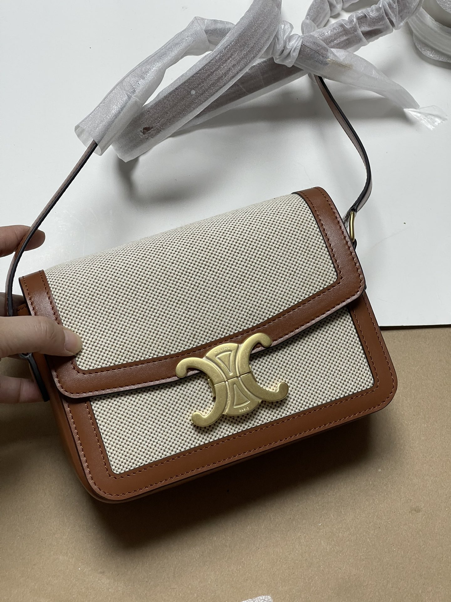 Large size 1050! Trumpet 950! CELINE TRIOMPHE pure original new product new Arc de Triomphe. Dimensions: Small 18.5 TRIOMPHE metal texture lock,