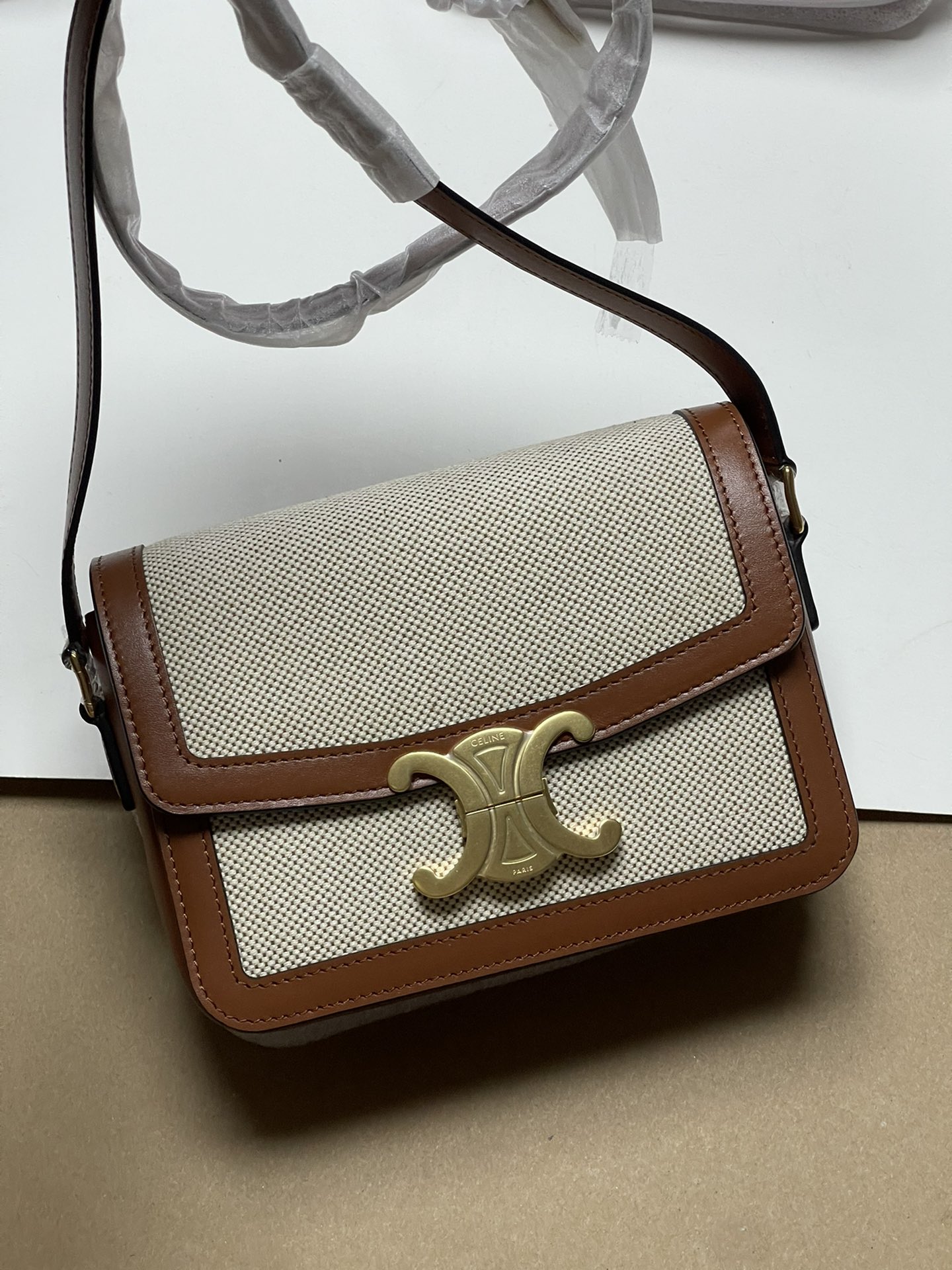 Large size 1050! Trumpet 950! CELINE TRIOMPHE pure original new product new Arc de Triomphe. Dimensions: Small 18.5 TRIOMPHE metal texture lock,
