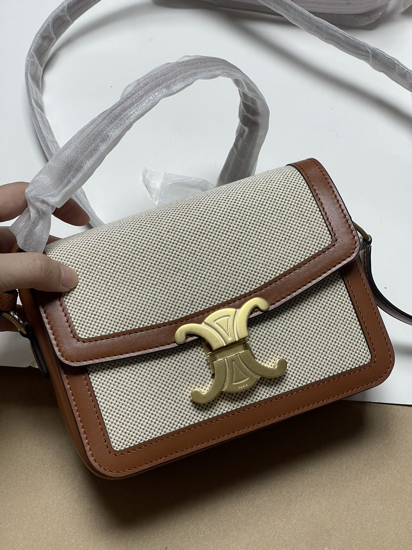 Large size 1050! Trumpet 950! CELINE TRIOMPHE pure original new product new Arc de Triomphe. Dimensions: Small 18.5 TRIOMPHE metal texture lock,