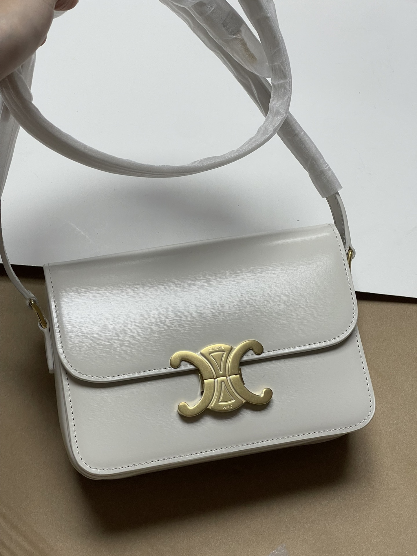 Large size 1050! Trumpet 950! CELINE TRIOMPHE pure original new product new Arc de Triomphe. Dimensions: Small 18.5 TRIOMPHE metal texture lock,