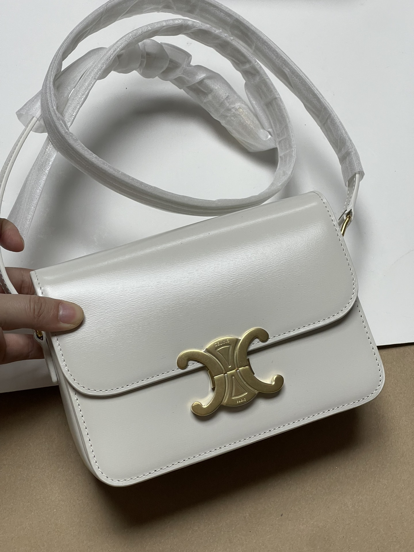 Large size 1050! Trumpet 950! CELINE TRIOMPHE pure original new product new Arc de Triomphe. Dimensions: Small 18.5 TRIOMPHE metal texture lock,