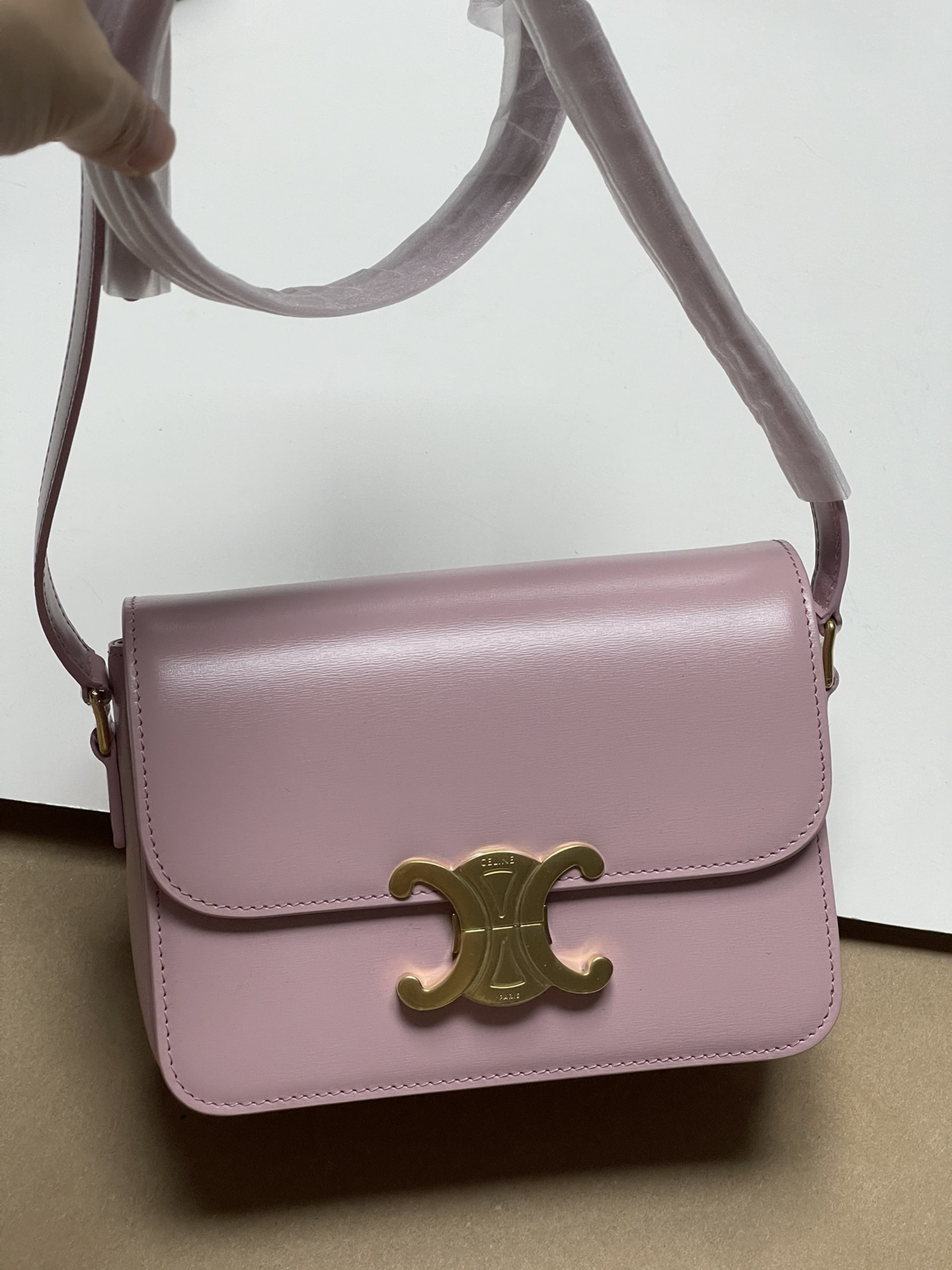 Large size 1050! Trumpet 950! CELINE TRIOMPHE pure original new product new Arc de Triomphe. Dimensions: Small 18.5 TRIOMPHE metal texture lock,