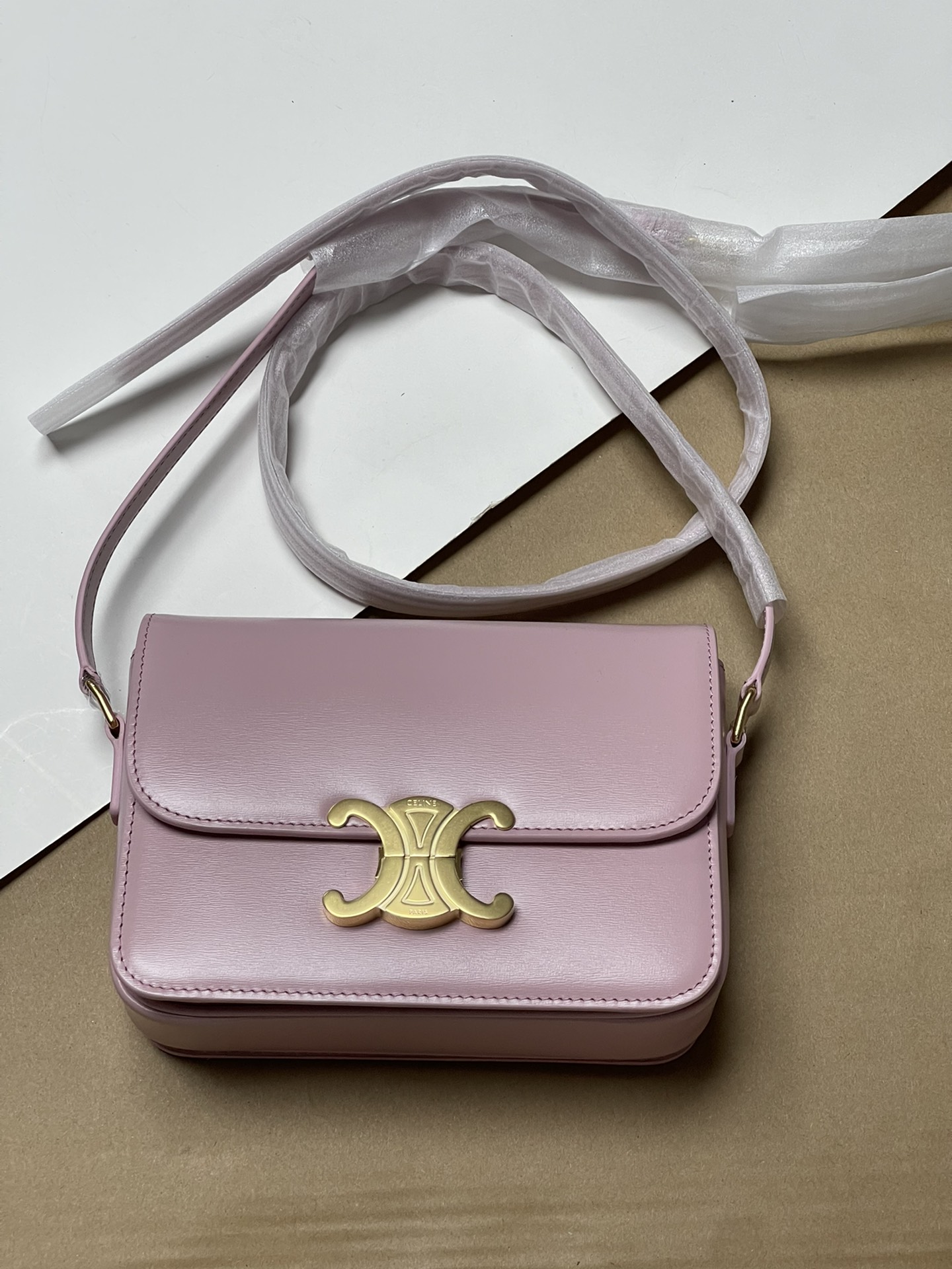 Large size 1050! Trumpet 950! CELINE TRIOMPHE pure original new product new Arc de Triomphe. Dimensions: Small 18.5 TRIOMPHE metal texture lock,