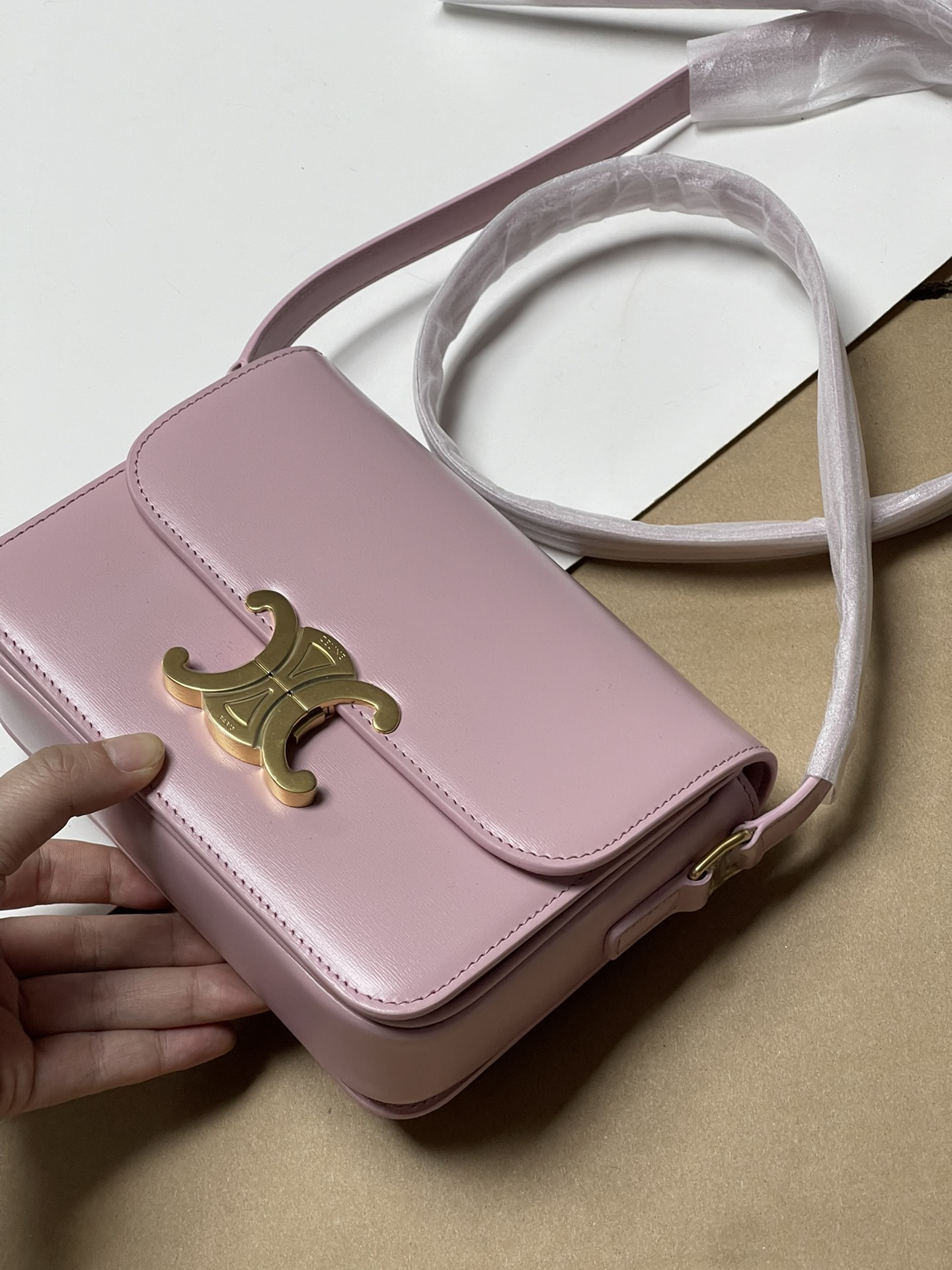 Large size 1050! Trumpet 950! CELINE TRIOMPHE pure original new product new Arc de Triomphe. Dimensions: Small 18.5 TRIOMPHE metal texture lock,