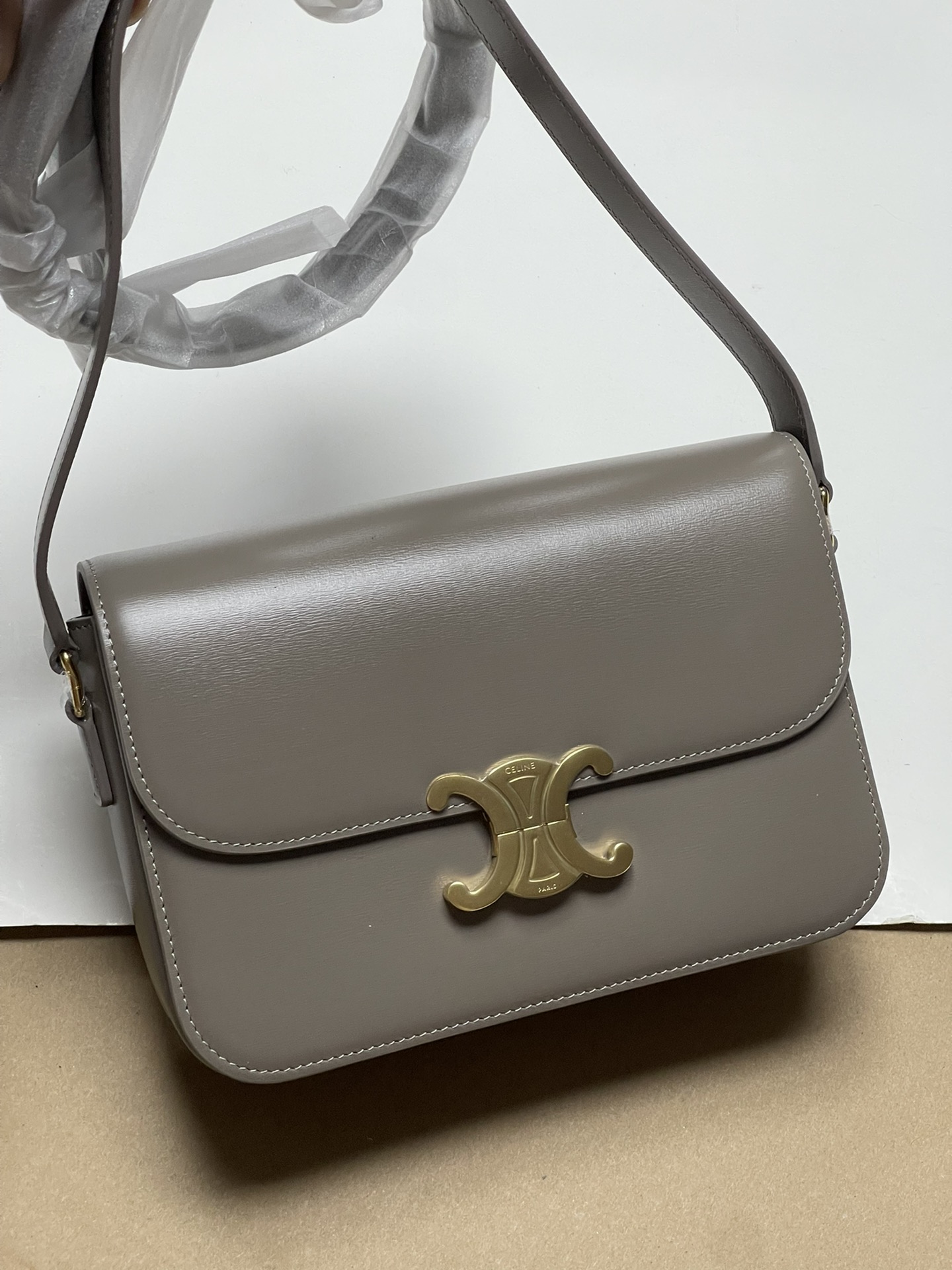 Large size 1050! Trumpet 950! CELINE TRIOMPHE pure original new product new Arc de Triomphe. Dimensions: Small 18.5 TRIOMPHE metal texture lock,