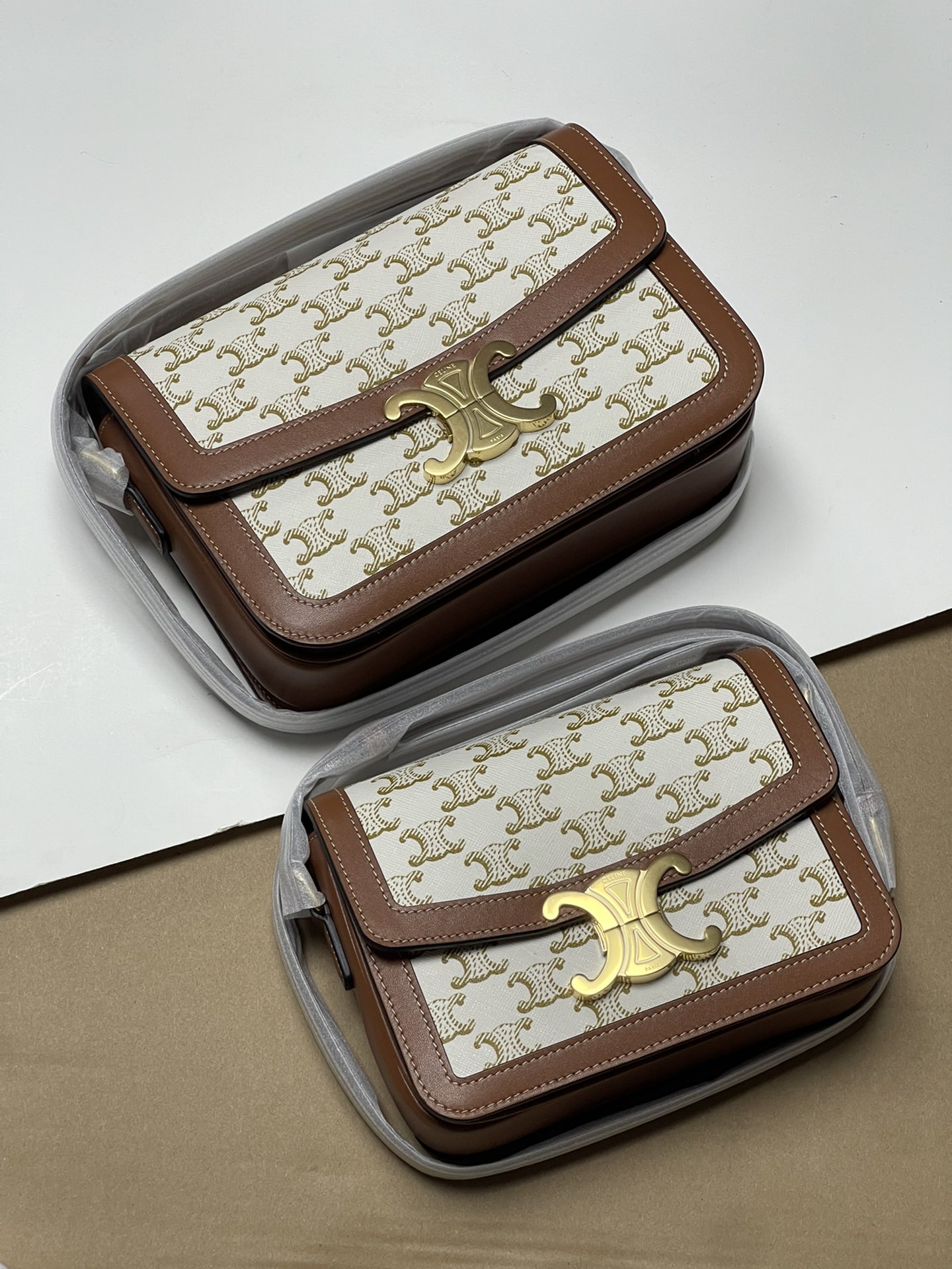 Large size 1050! Trumpet 950! CELINE TRIOMPHE pure original new product new Arc de Triomphe. Dimensions: Small 18.5 TRIOMPHE metal texture lock,