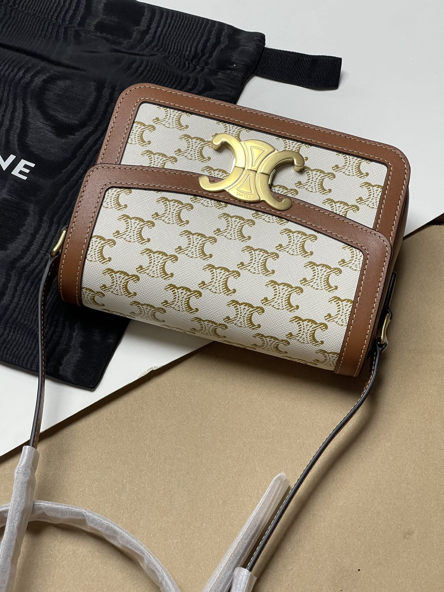 Large size 1050! Trumpet 950! CELINE TRIOMPHE pure original new product new Arc de Triomphe. Dimensions: Small 18.5 TRIOMPHE metal texture lock,