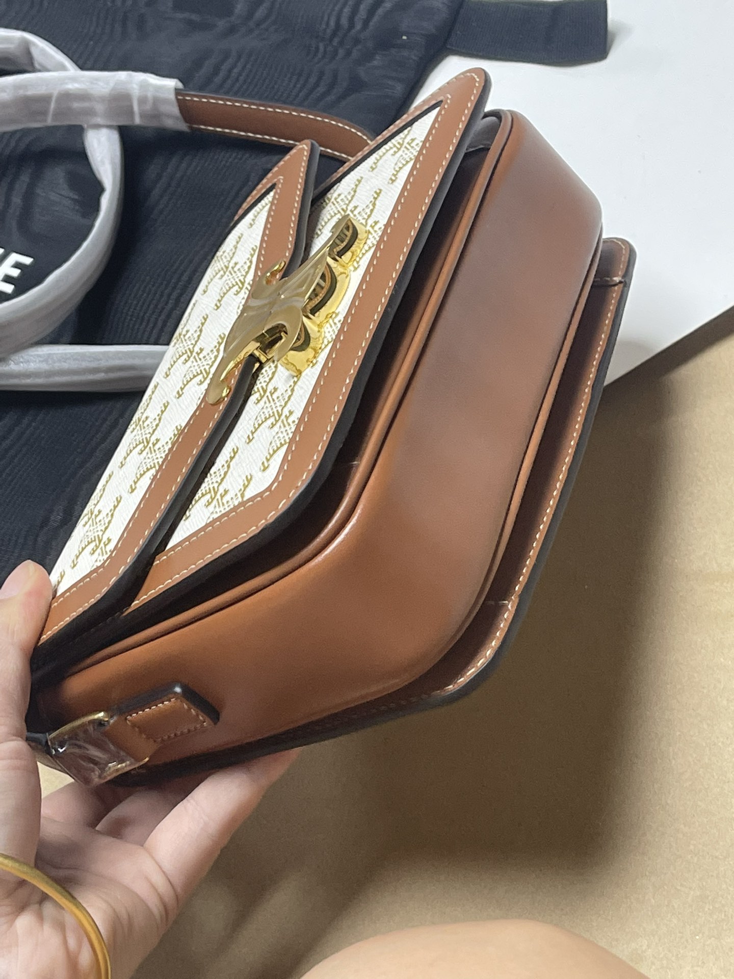 Large size 1050! Trumpet 950! CELINE TRIOMPHE pure original new product new Arc de Triomphe. Dimensions: Small 18.5 TRIOMPHE metal texture lock,