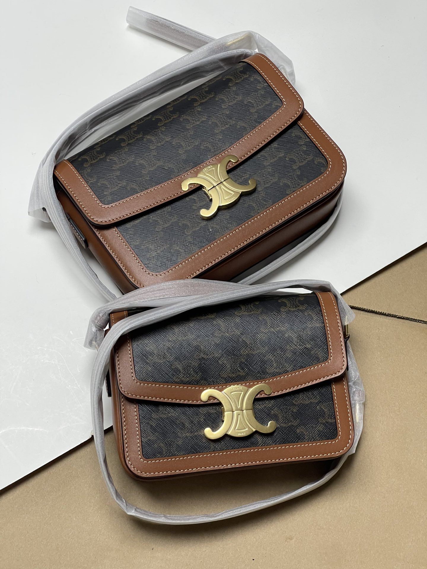 Large size 1050! Trumpet 950! CELINE TRIOMPHE pure original new product new Arc de Triomphe. Dimensions: Small 18.5 TRIOMPHE metal texture lock,