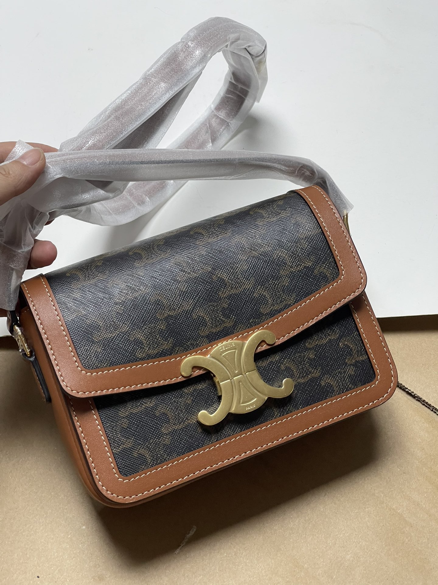 Large size 1050! Trumpet 950! CELINE TRIOMPHE pure original new product new Arc de Triomphe. Dimensions: Small 18.5 TRIOMPHE metal texture lock,