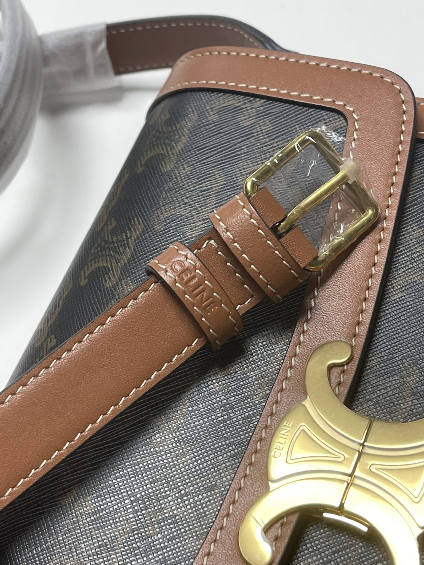 Large size 1050! Trumpet 950! CELINE TRIOMPHE pure original new product new Arc de Triomphe. Dimensions: Small 18.5 TRIOMPHE metal texture lock,