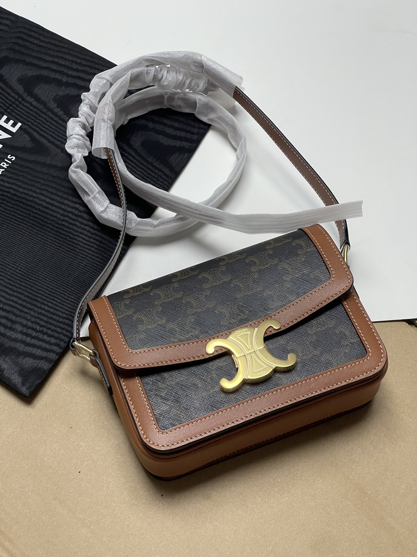 Large size 1050! Trumpet 950! CELINE TRIOMPHE pure original new product new Arc de Triomphe. Dimensions: Small 18.5 TRIOMPHE metal texture lock,