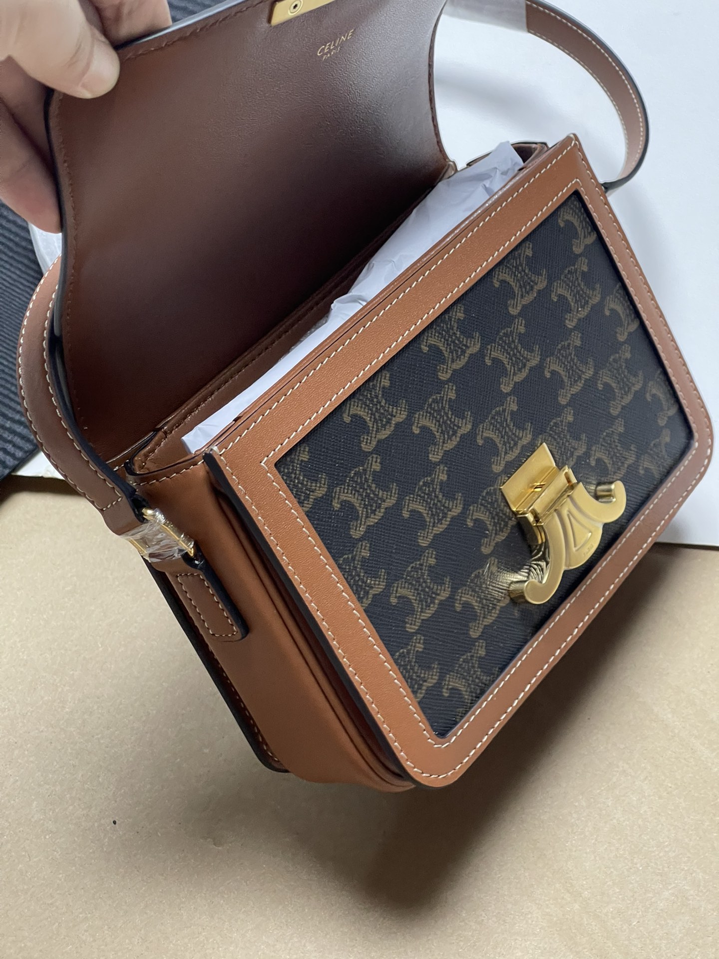 Large size 1050! Trumpet 950! CELINE TRIOMPHE pure original new product new Arc de Triomphe. Dimensions: Small 18.5 TRIOMPHE metal texture lock,